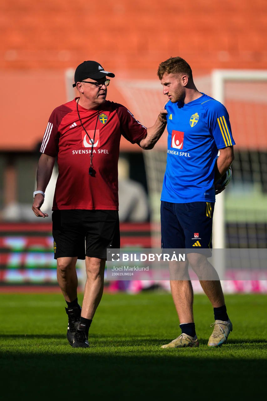 Head coach Janne Andersson and Dejan Kulusevski of the