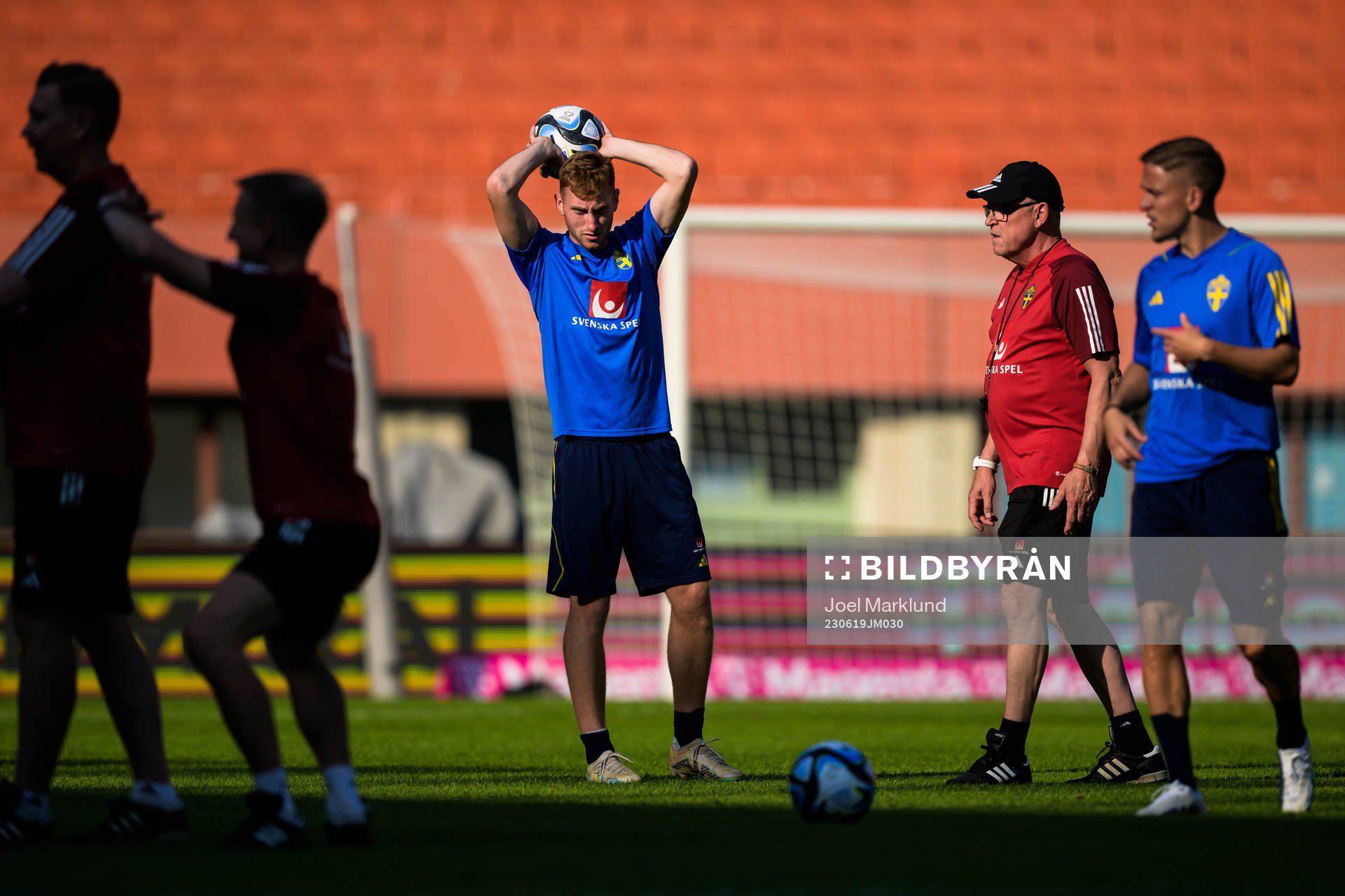 Dejan Kulusevski and head coach Janne Andersson of the