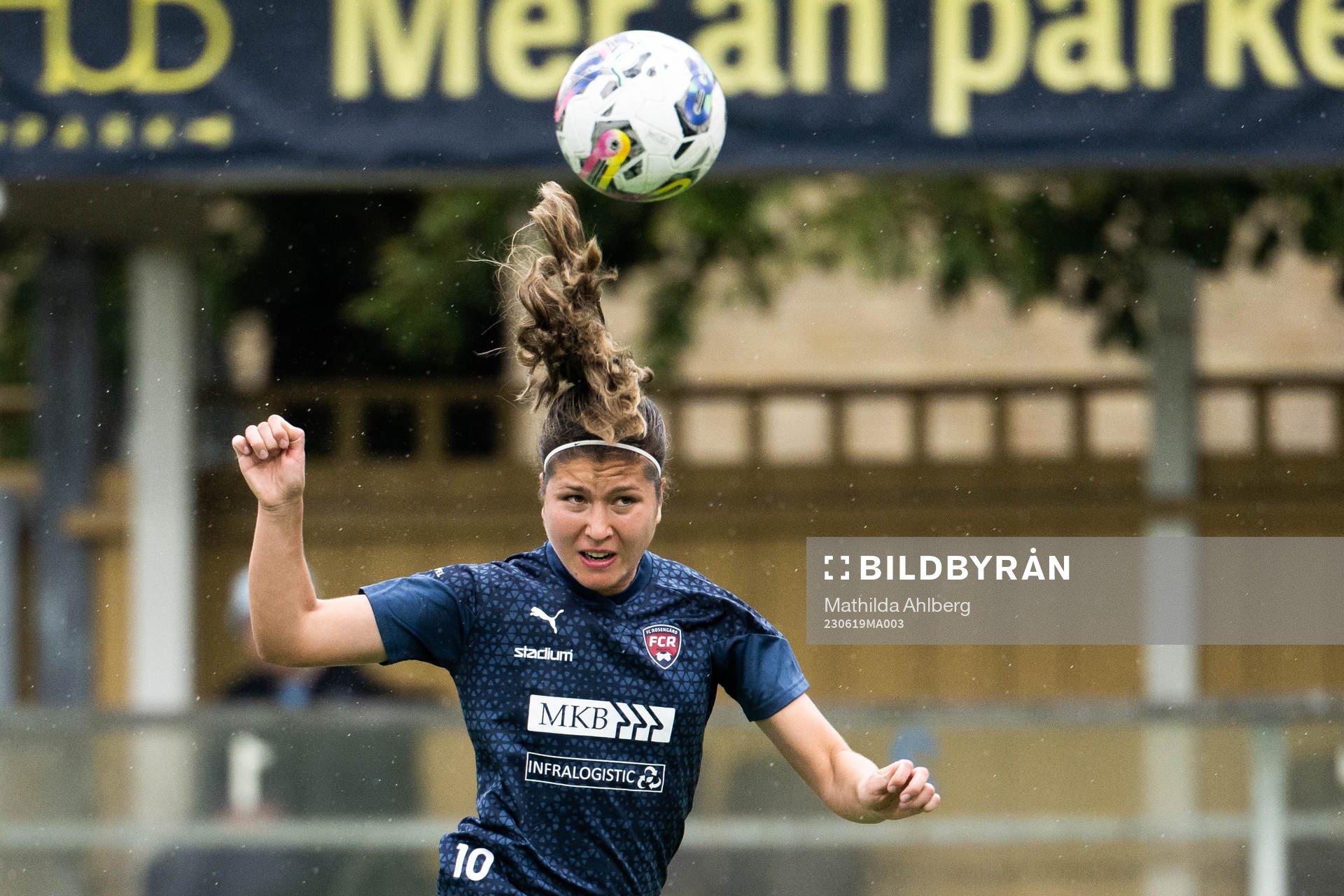 FC Rosengårds Loreta Kullashi värmer upp inför.