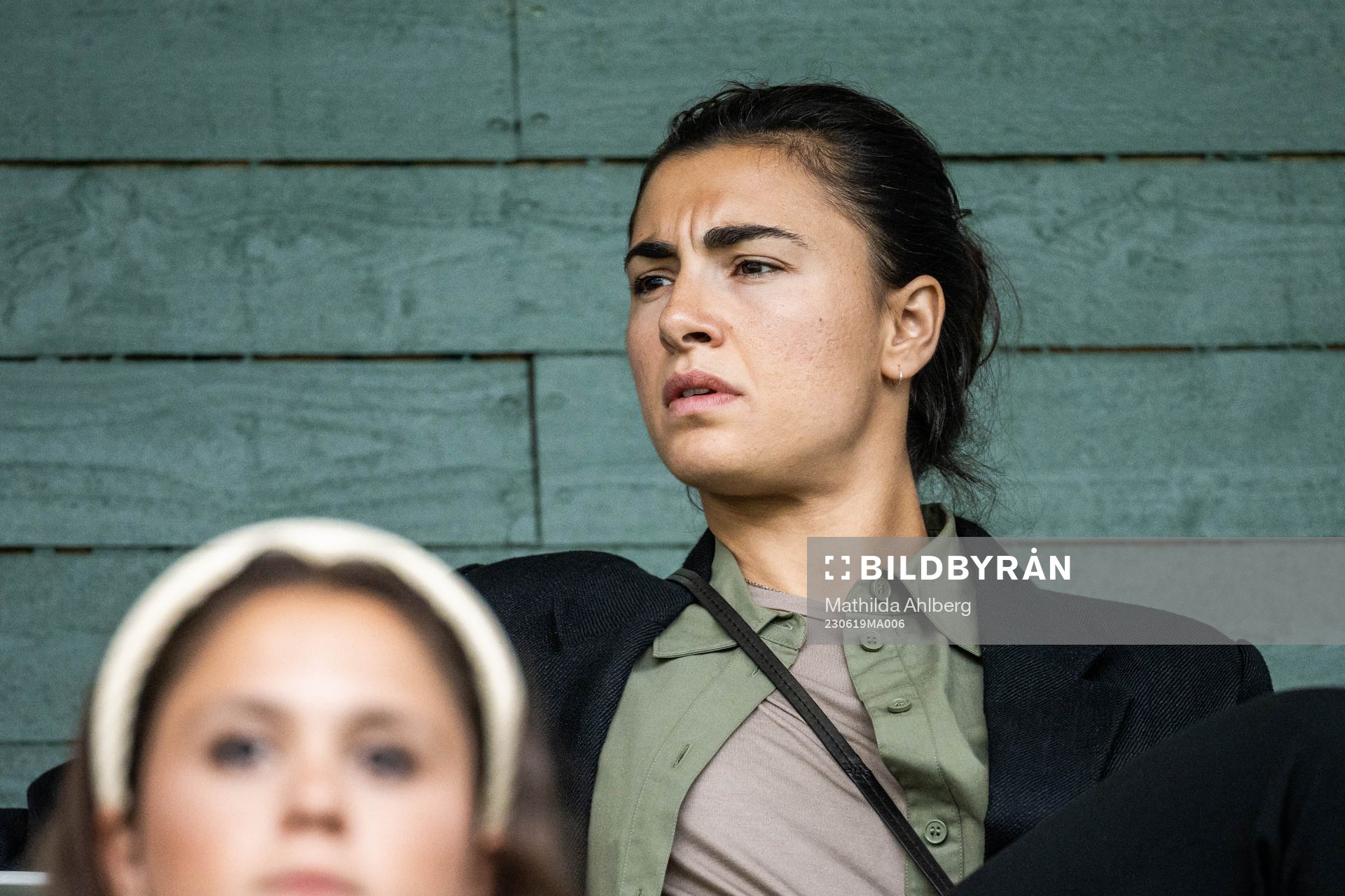Zecira Musovic, målvakt i det Svenska damlandslaget i fotboll, på läktaren under fotbollsmatchen i Damallsvenskan mellan FC Rosengård och IK Uppsala den 19 juni 2023 i Malmö.