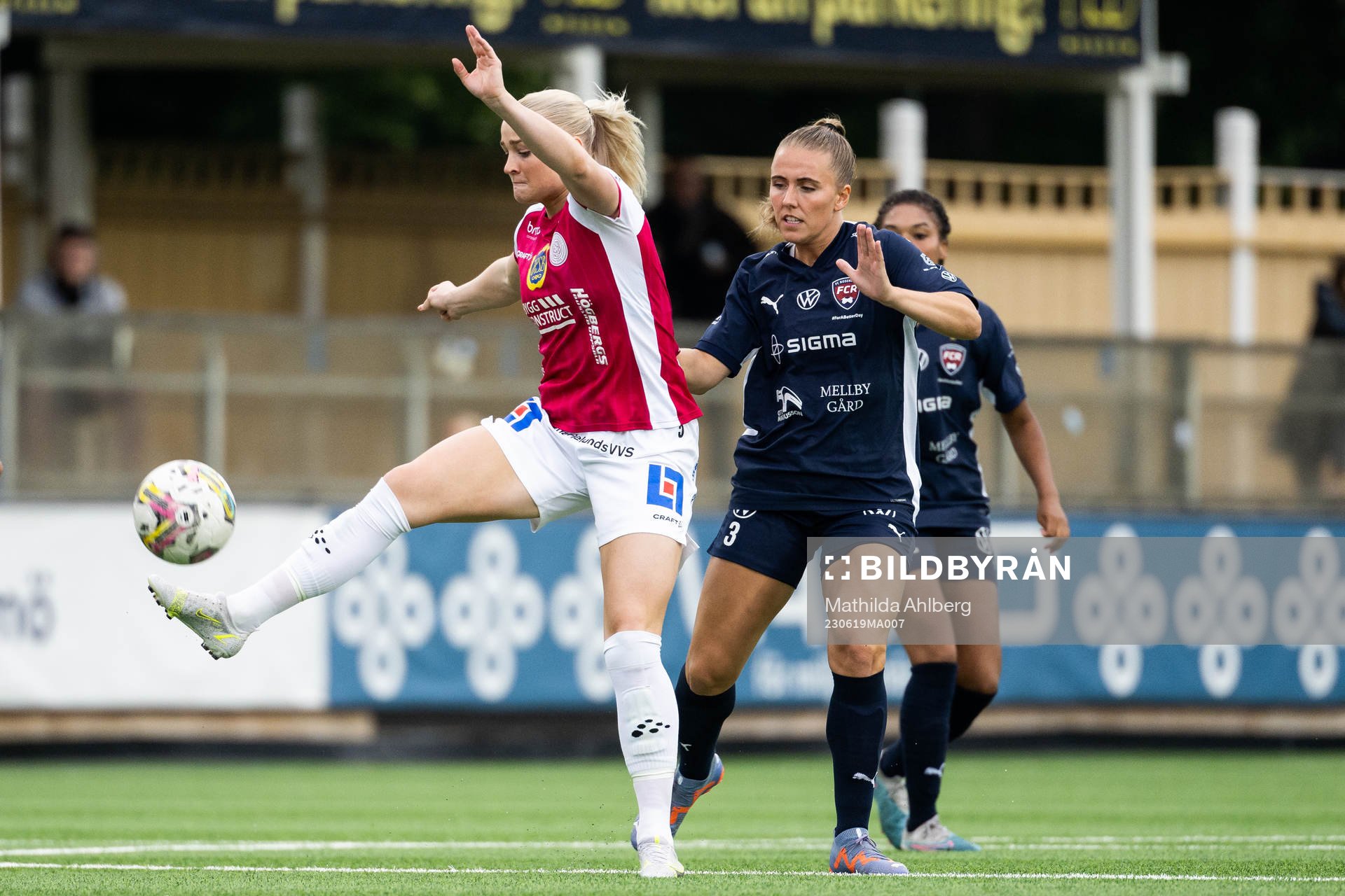 IK Uppsalas Klara Folkesson och FC Rosengårds Olivia Holdt