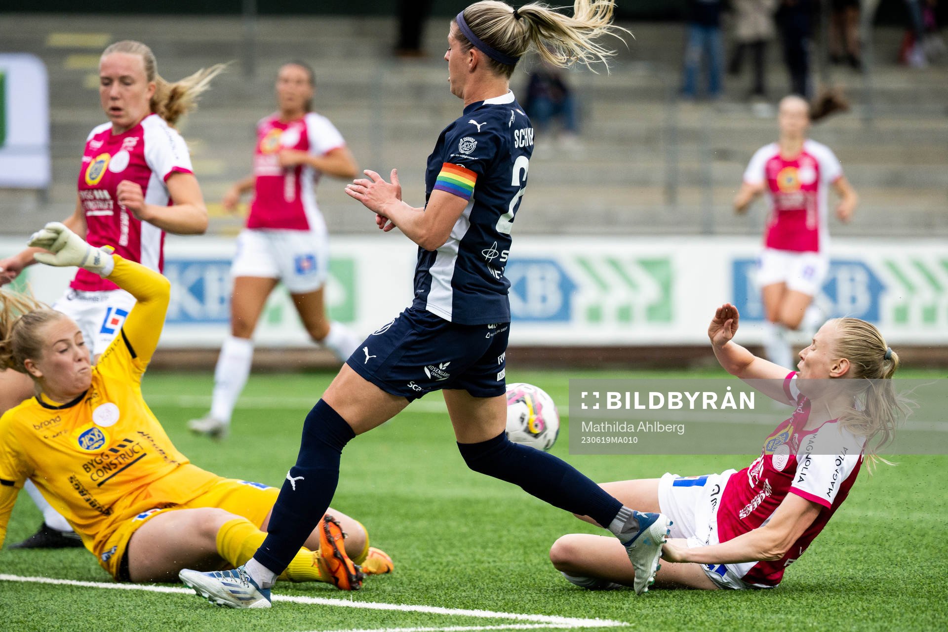 IK Uppsalas målvakt Milla-Maj Majasaari och Elin Rombing