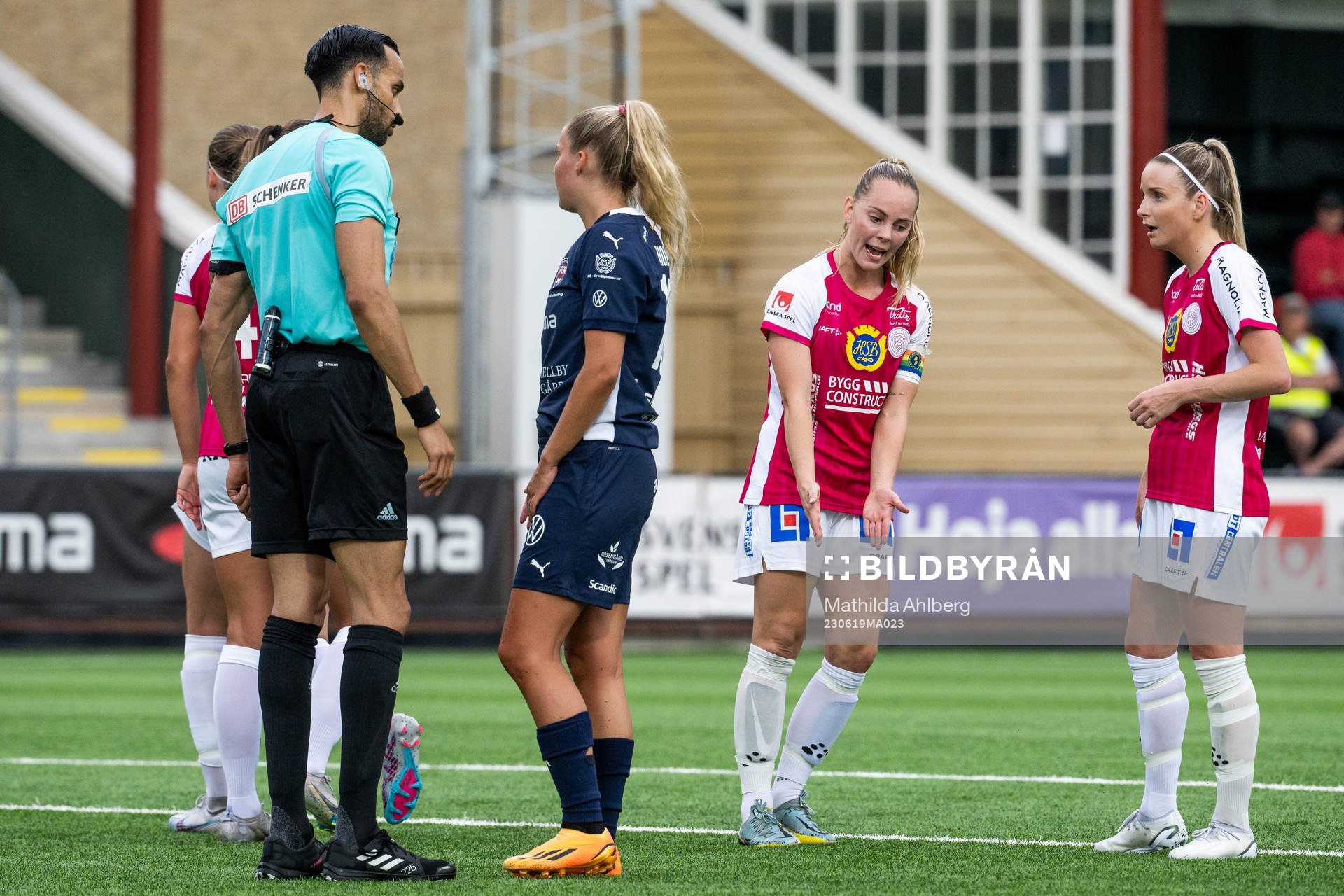 FC Rosengårds Olivia Holdt och IK Uppsalas Agnes Nyberg