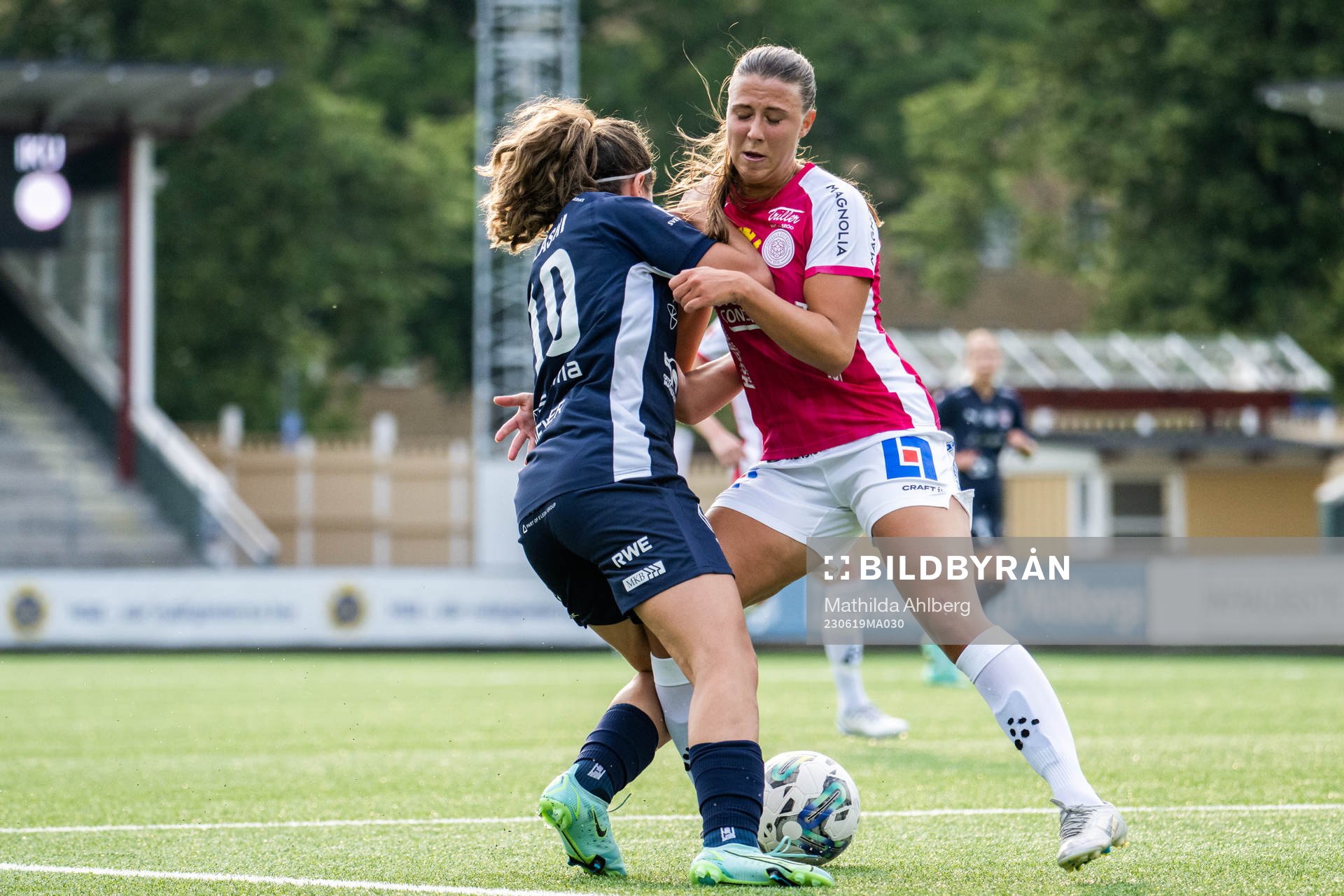 FC Rosengårds Loreta Kullashi och IK Uppsalas Emilia Hjertberg under fotbollsmatchen i Damallsvenskan mellan FC Rosengård och IK Uppsala den 19 juni 2023 i Malmö.