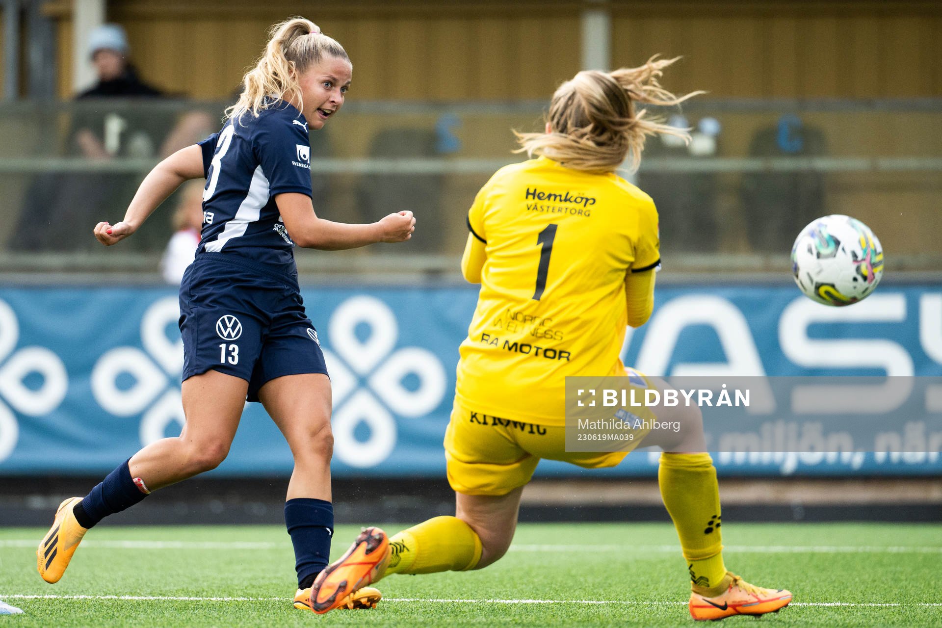 FC Rosengårds Olivia Holdt gör 5-1 bakom IK Uppsalas målvakt Milla-Maj Majasaari under fotbollsmatchen i Damallsvenskan mellan FC Rosengård och IK Uppsala den 19 juni 2023 i Malmö.