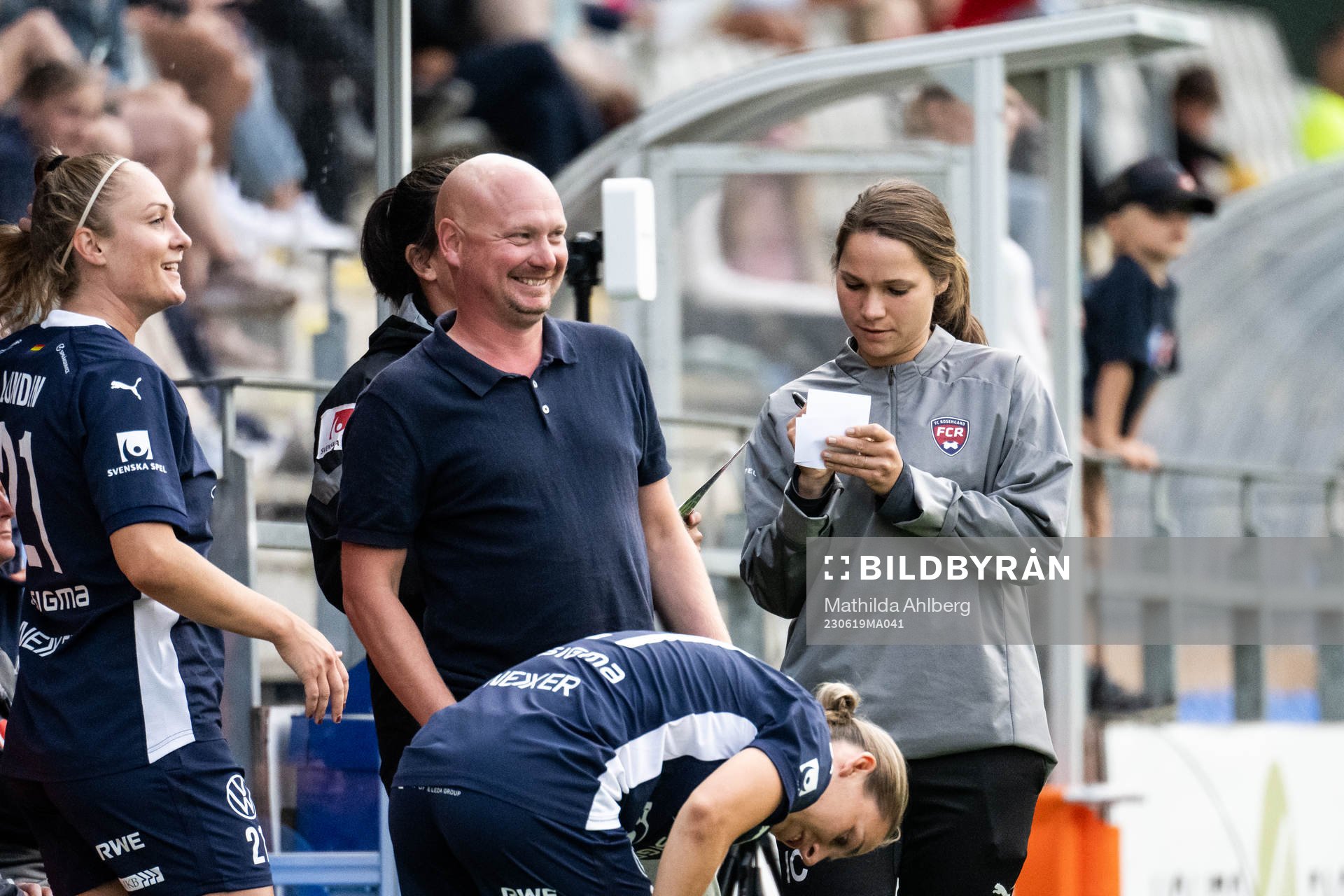 FC Rosengårds assisterande tränare Joel Kjetselberg och tränare Ieva Cederström under fotbollsmatchen i Damallsvenskan mellan FC Rosengård och IK Uppsala den 19 juni 2023 i Malmö.
