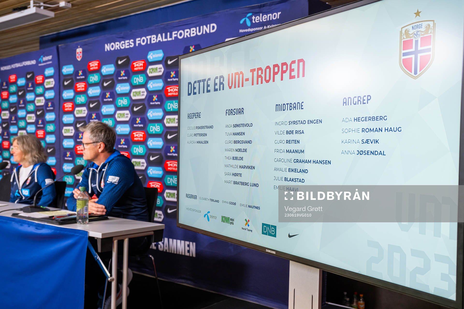 A screen shows the team selection for the Norwegian women's