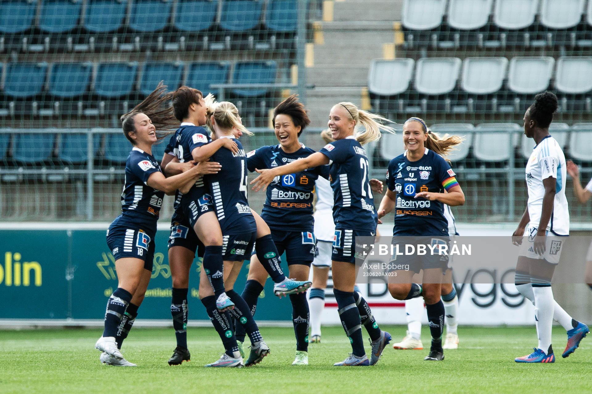 Linköpings Yuka Momiki jublar med lagkamrater