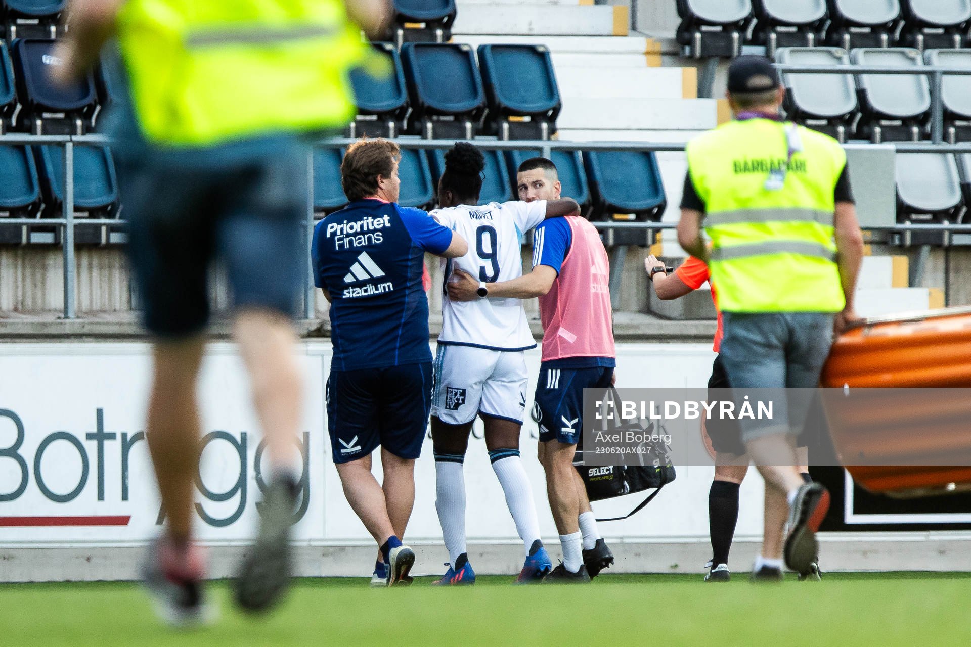 Djurgårdens Flavine Mawete Musolo lämnar planen skadad