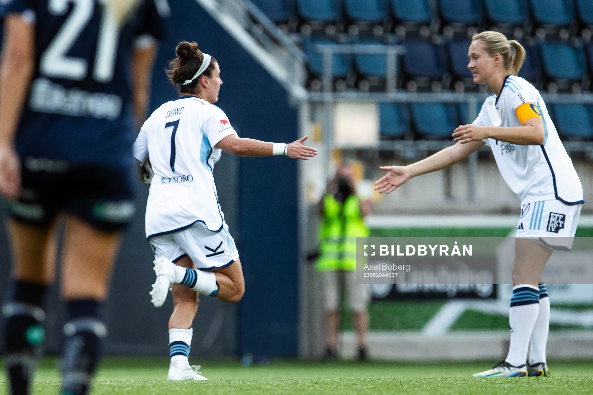 Djurgårdens Hayley Dowd jublar med Sanna Kullberg efter 2-1 under fotbollsmatchen i Damallsvenskan mellan Linköping och Djurgården den 20 juni 2023 i Linköping.