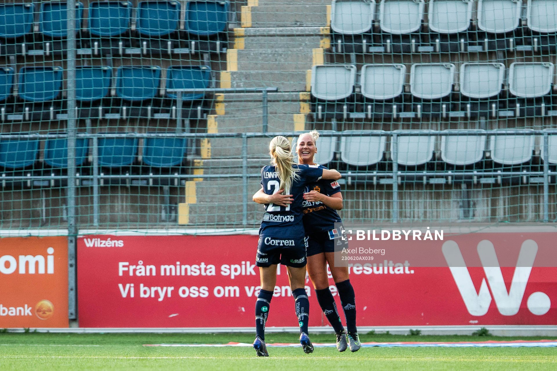 Linköpings Stina Lennartsson och Cathinka Tandberg jublar