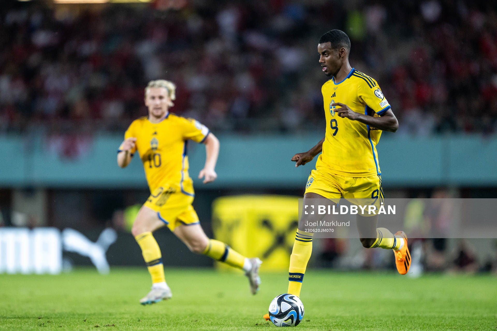 Emil Forsberg and Alexander Isak of Sweden
