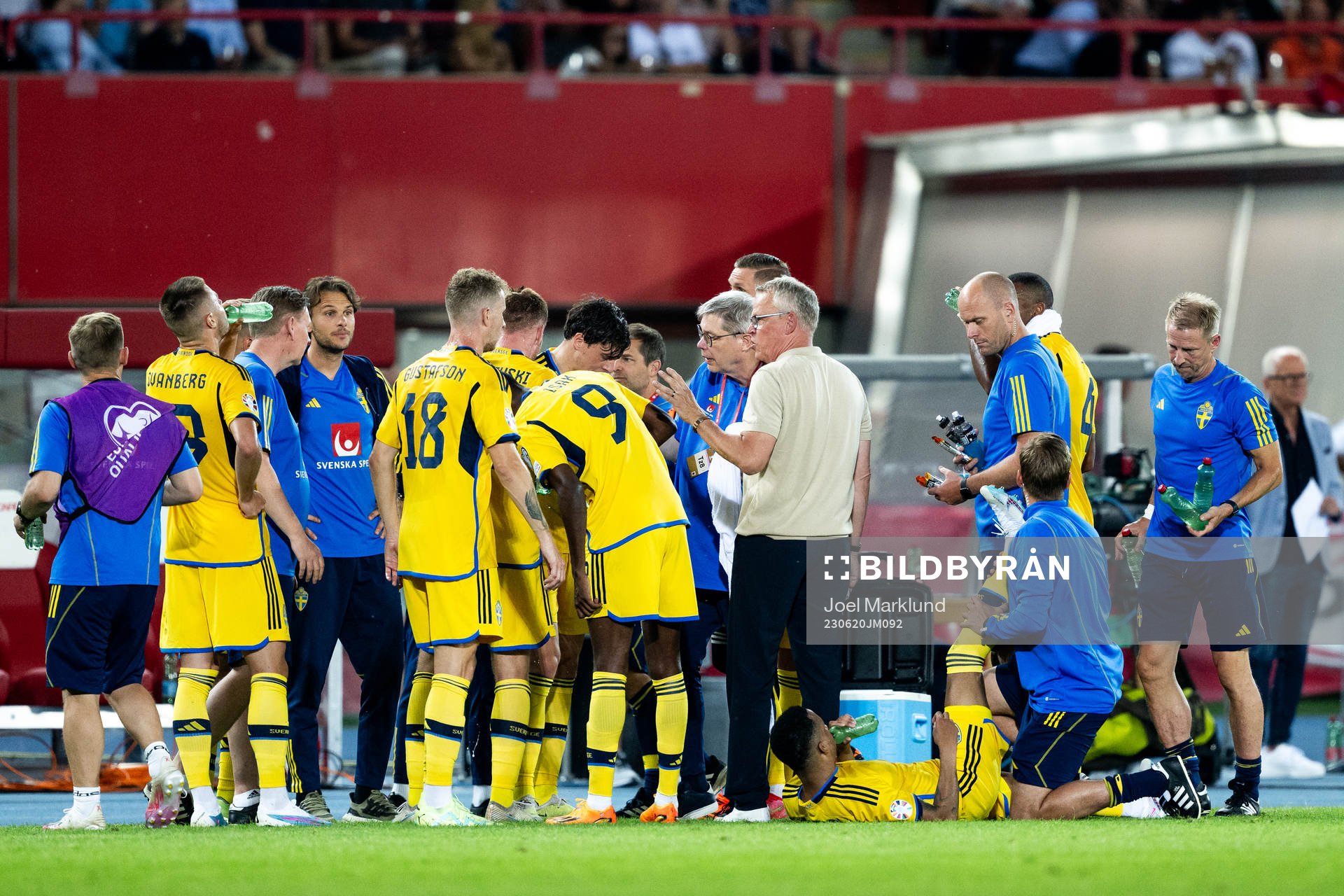 Head coach Janne Andersson and players of Sweden