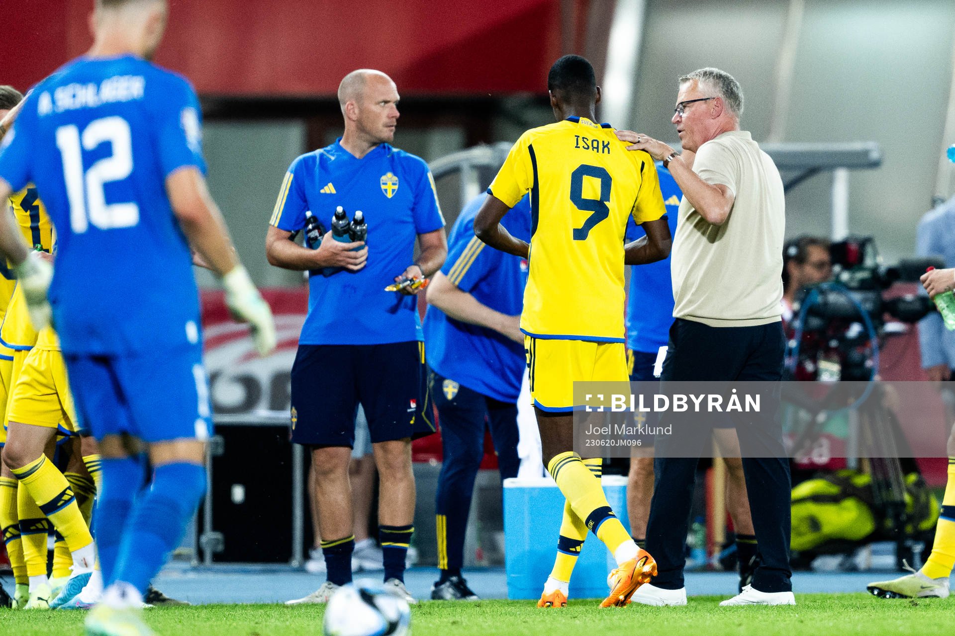 Alexander Isak and head coach Janne Andersson of Sweden