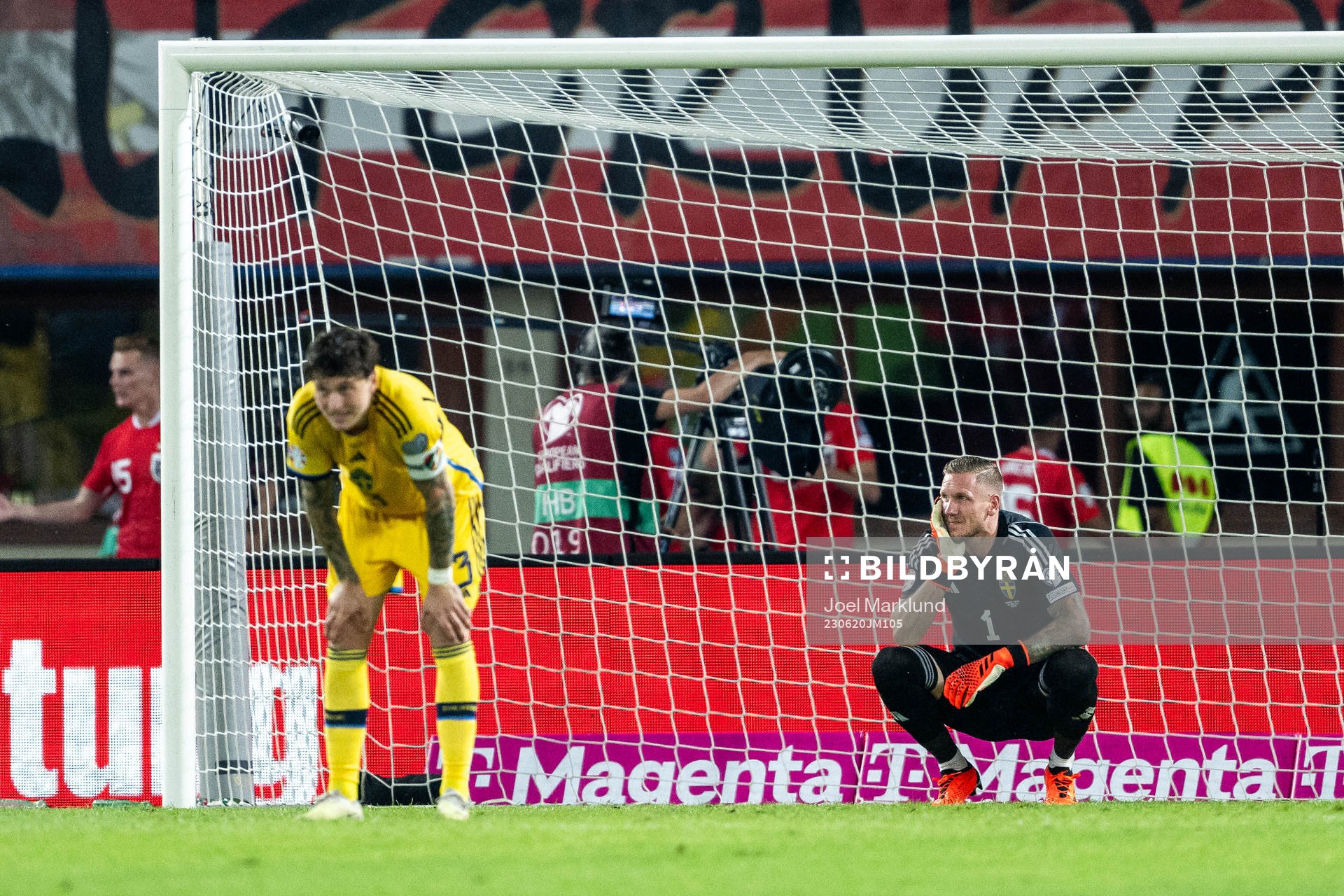 Victor Nilsson Lindelöf and goalkeeper Robin Olsen looks