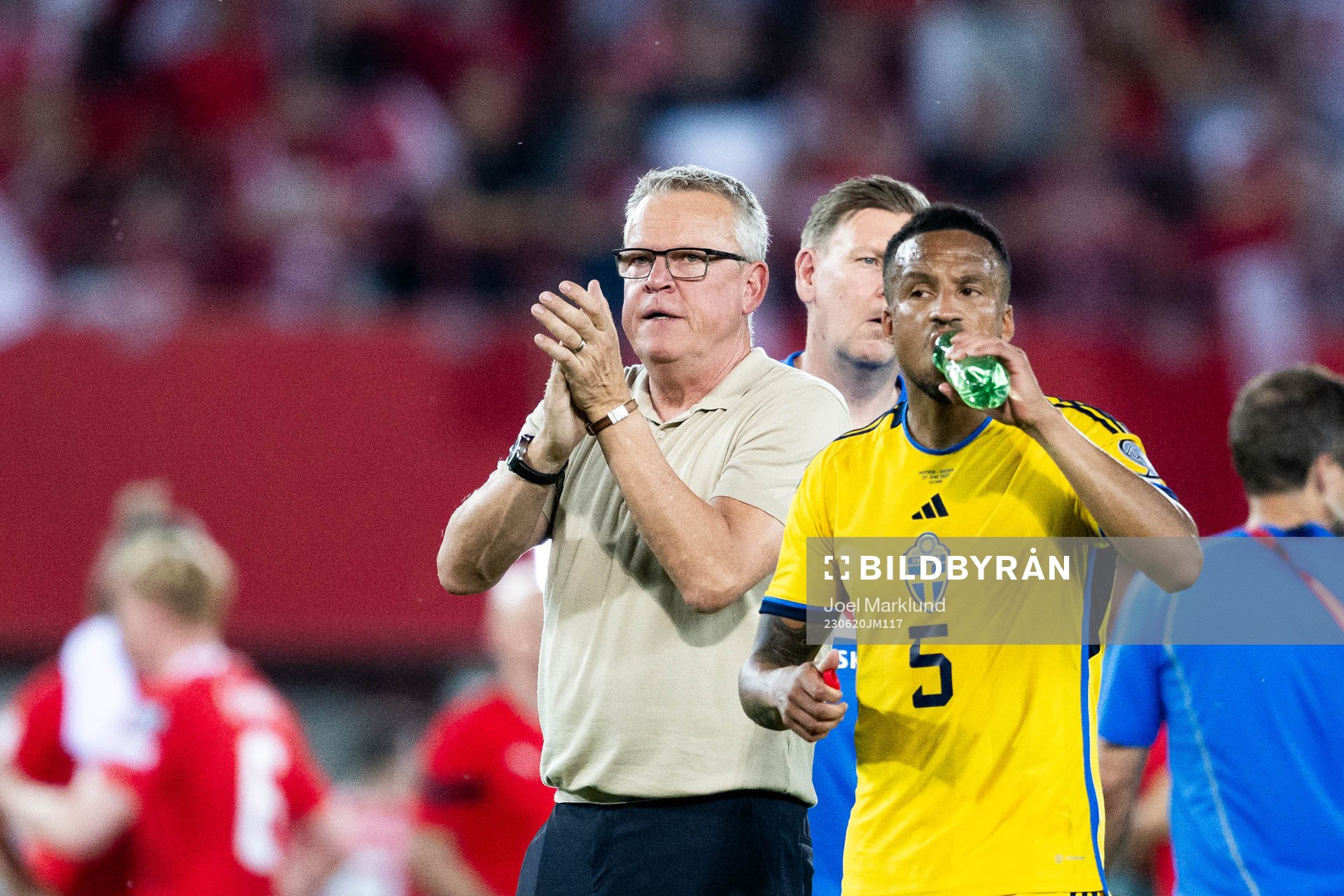 Head coach Janne Andersson and Martin Olsson of Sweden