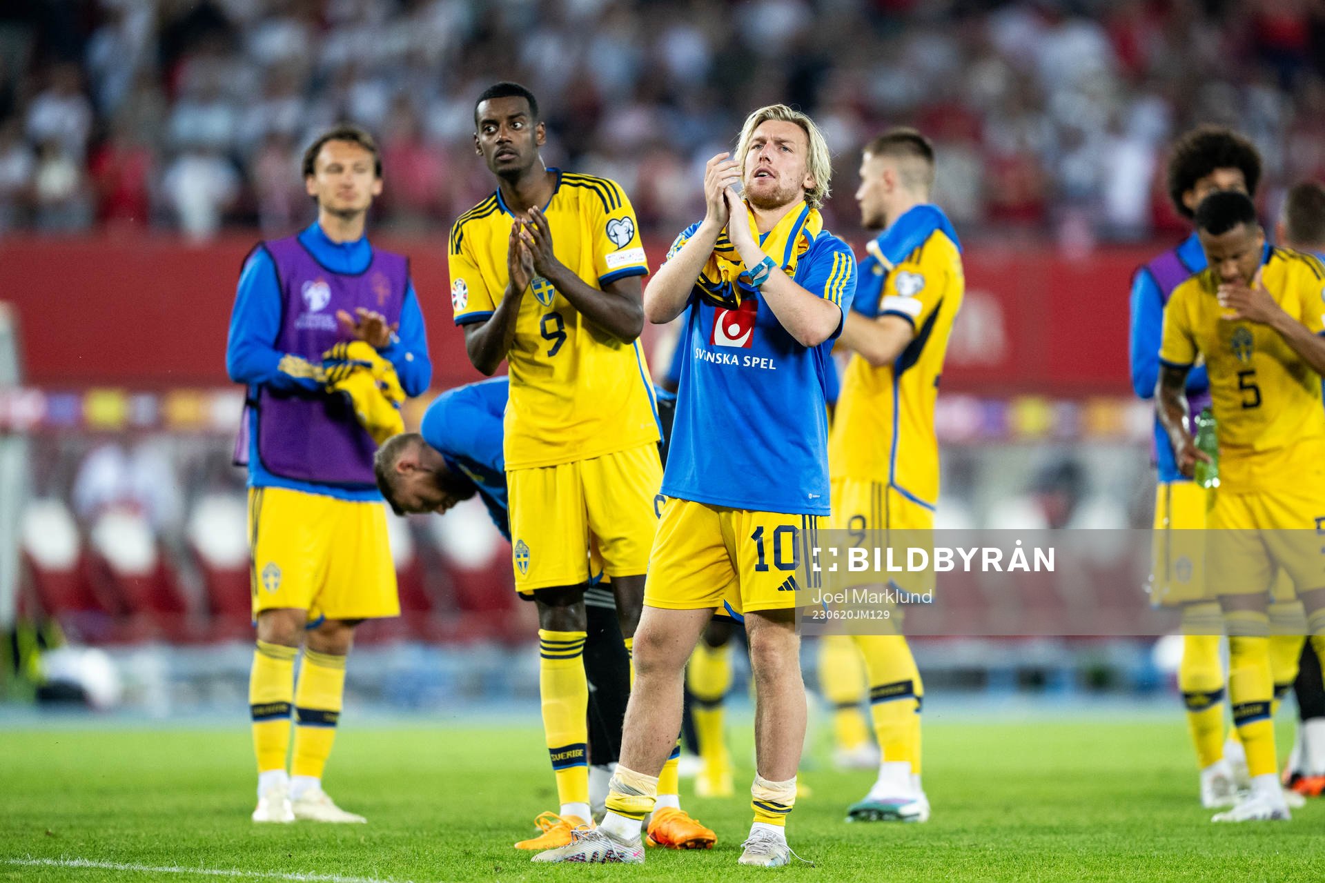 Alexander Isak and Emil Forsberg of Sweden