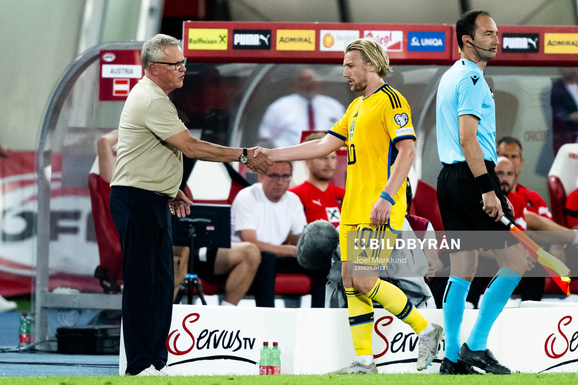 Head coach Janne Andersson and Emil Forsberg of Sweden