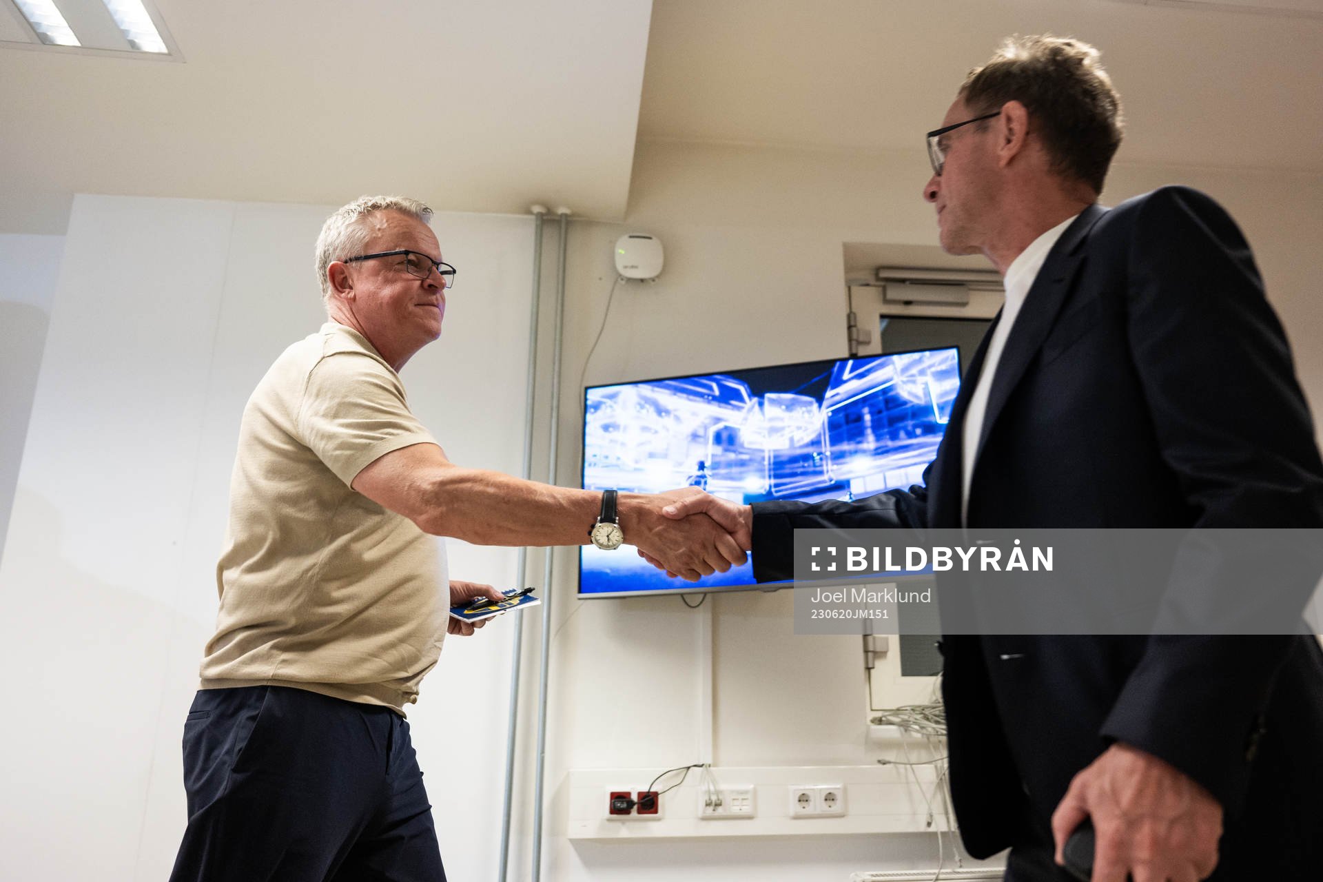 Head coach Janne Andersson of Sweden and head coach Ralf