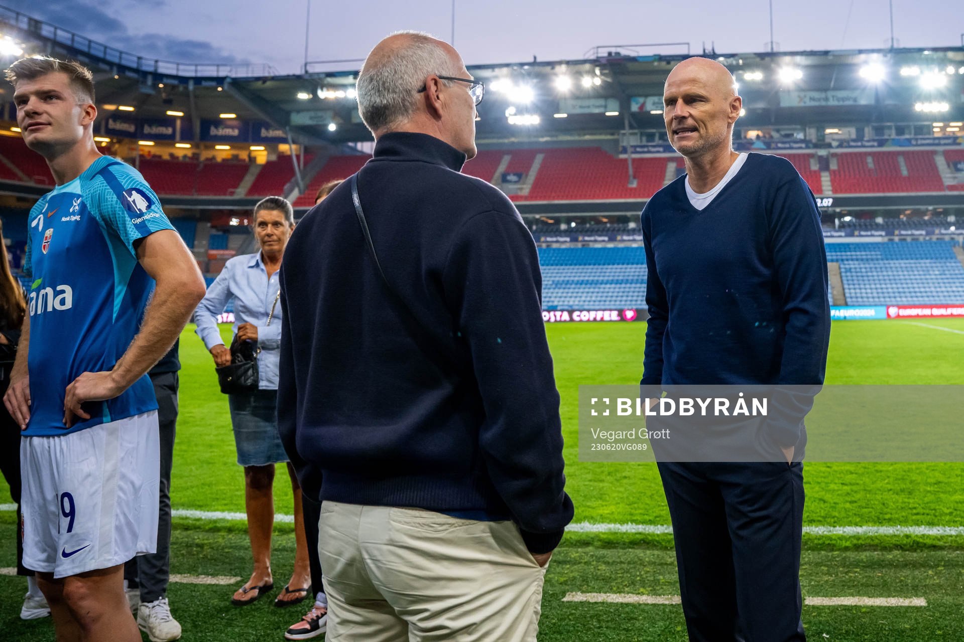 Ståle Solbakken, head coach of Norway, talks to Gøran
