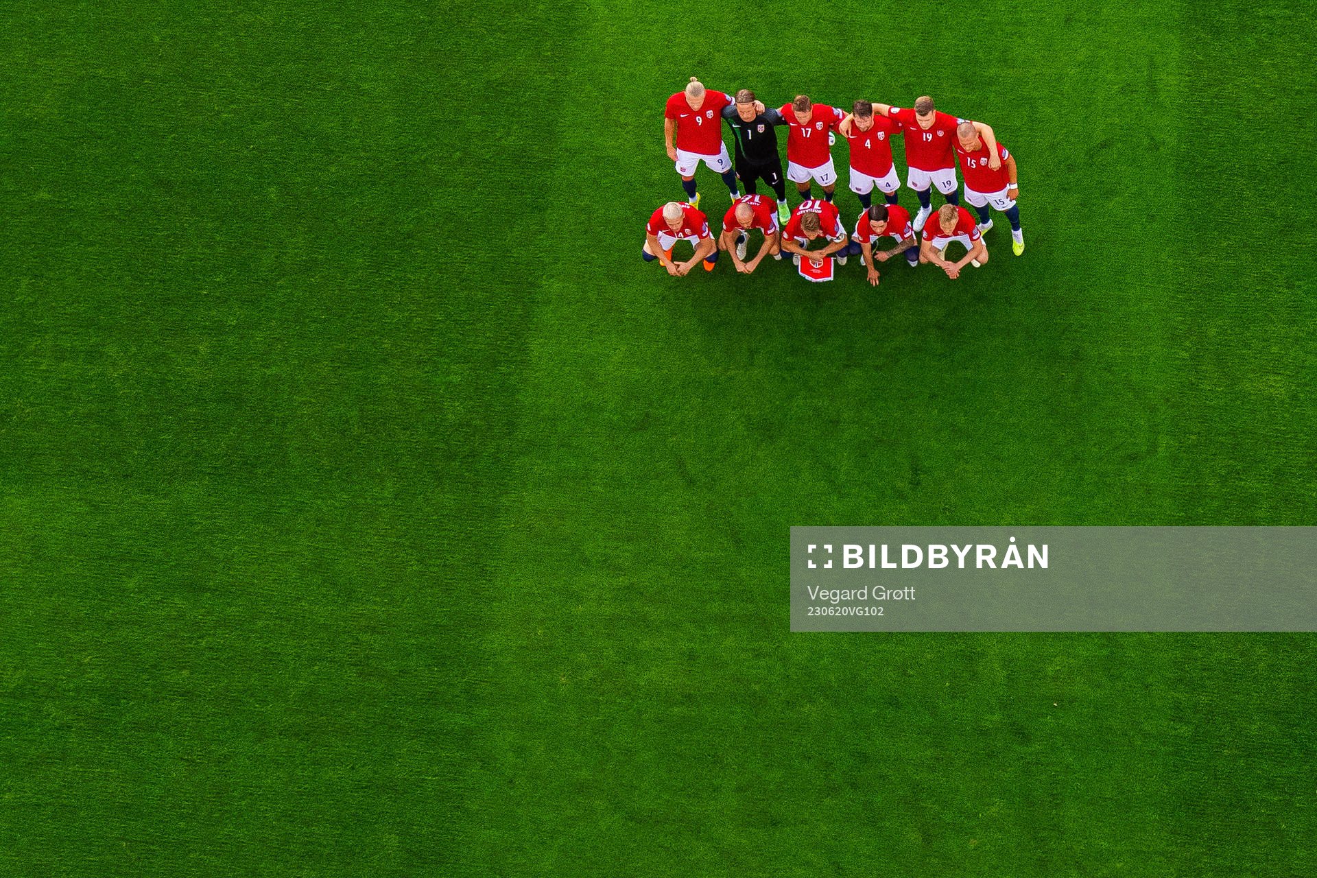 The starting eleven of Norway pose for a team photo