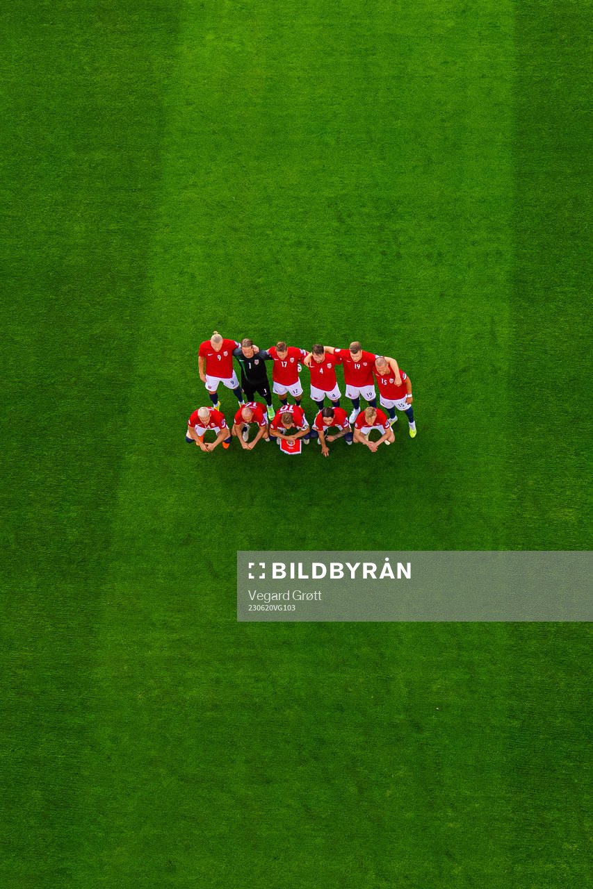 The starting eleven of Norway pose for a team photo