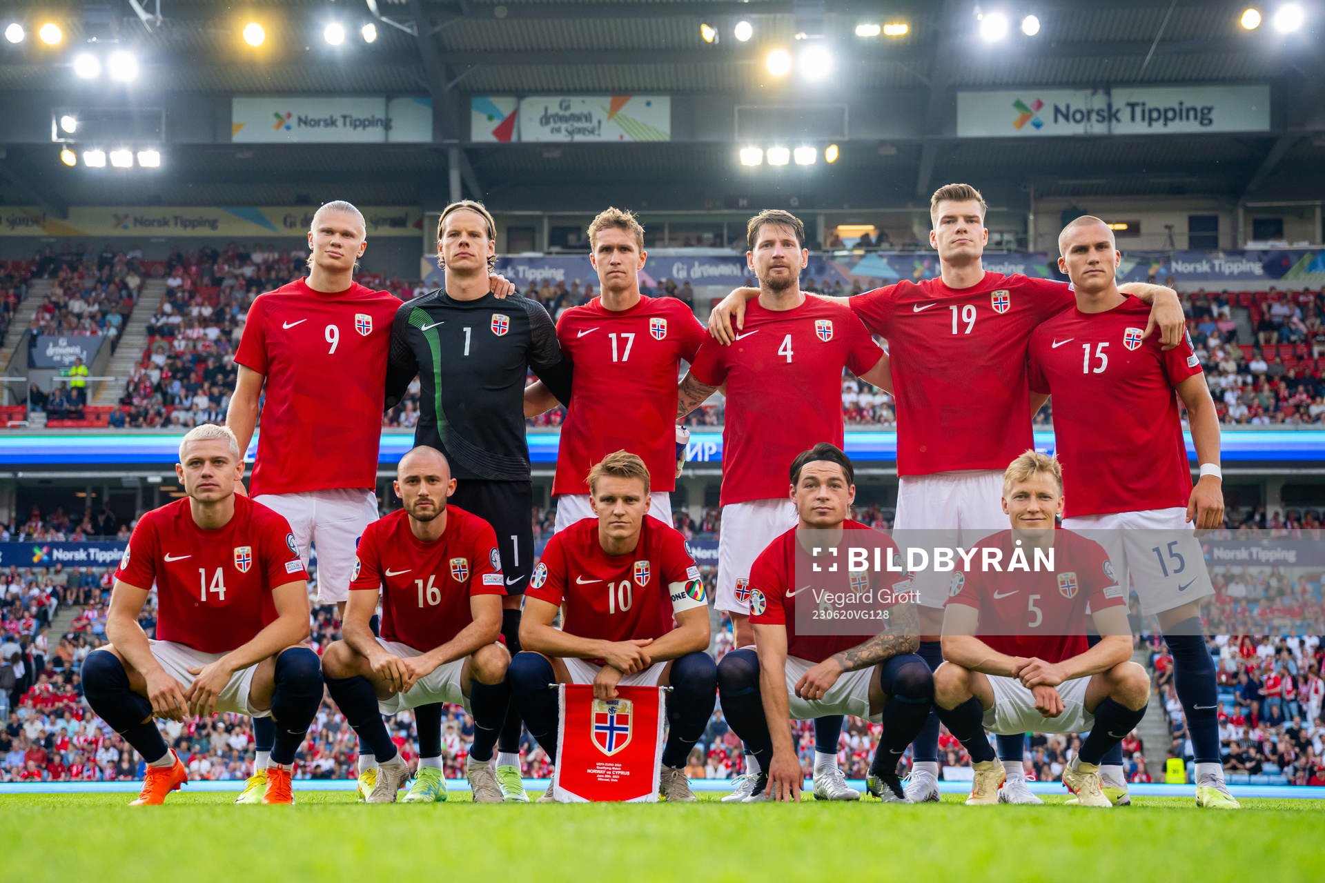 The starting eleven of Norway pose for a team photo