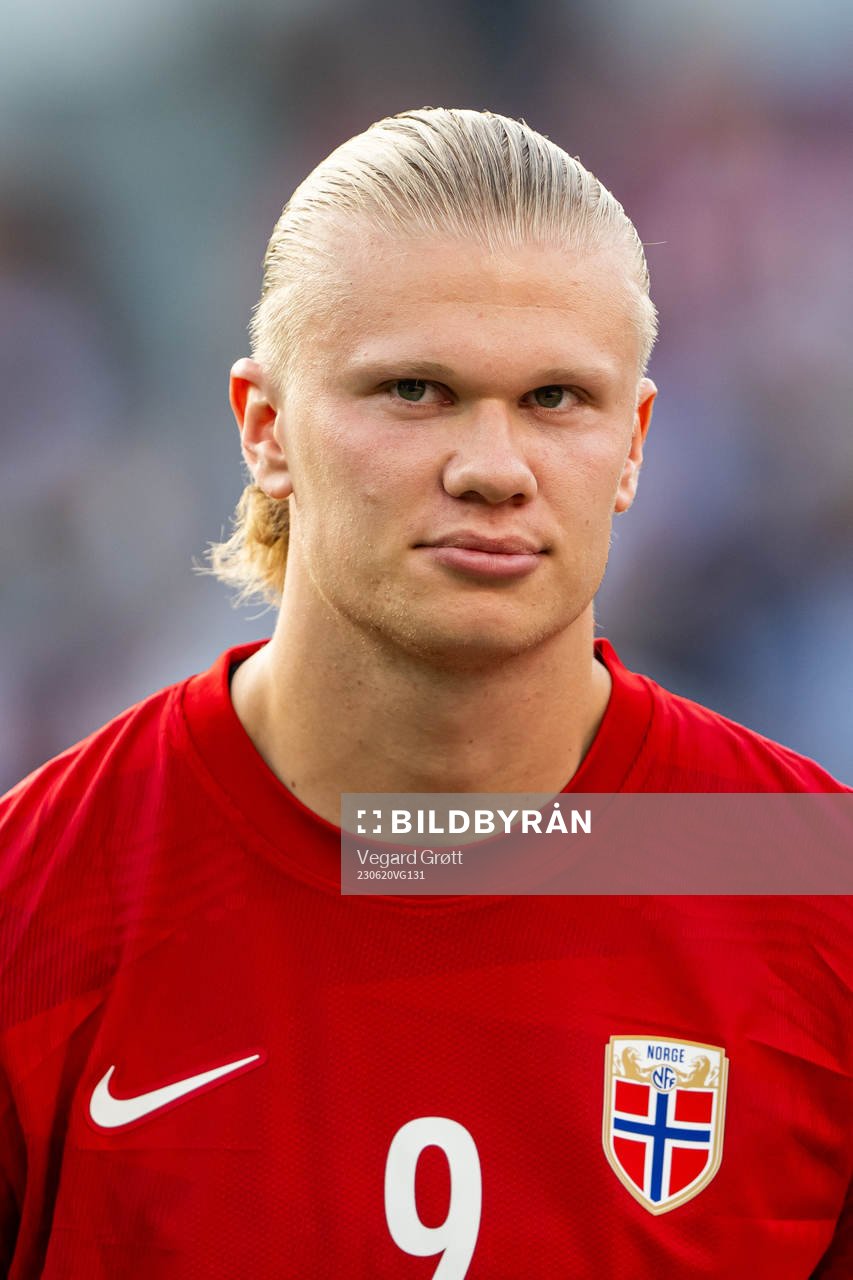 Erling Braut Haaland of Norway line up