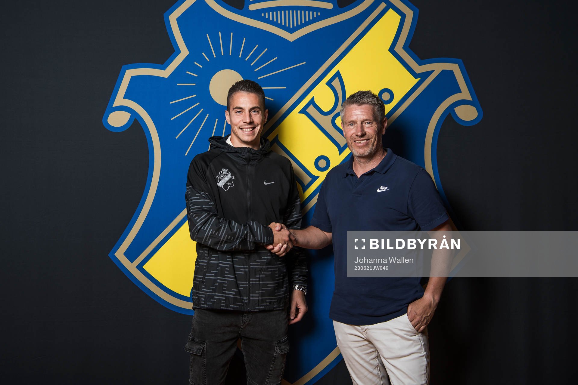 Dino Besirovic poserar för porträtt tillsammans med AIKs sportchef Thomas Berntsen i samband med att han presenterats som nyförvärv av AIK den 21 juni 2023 i Stockholm.