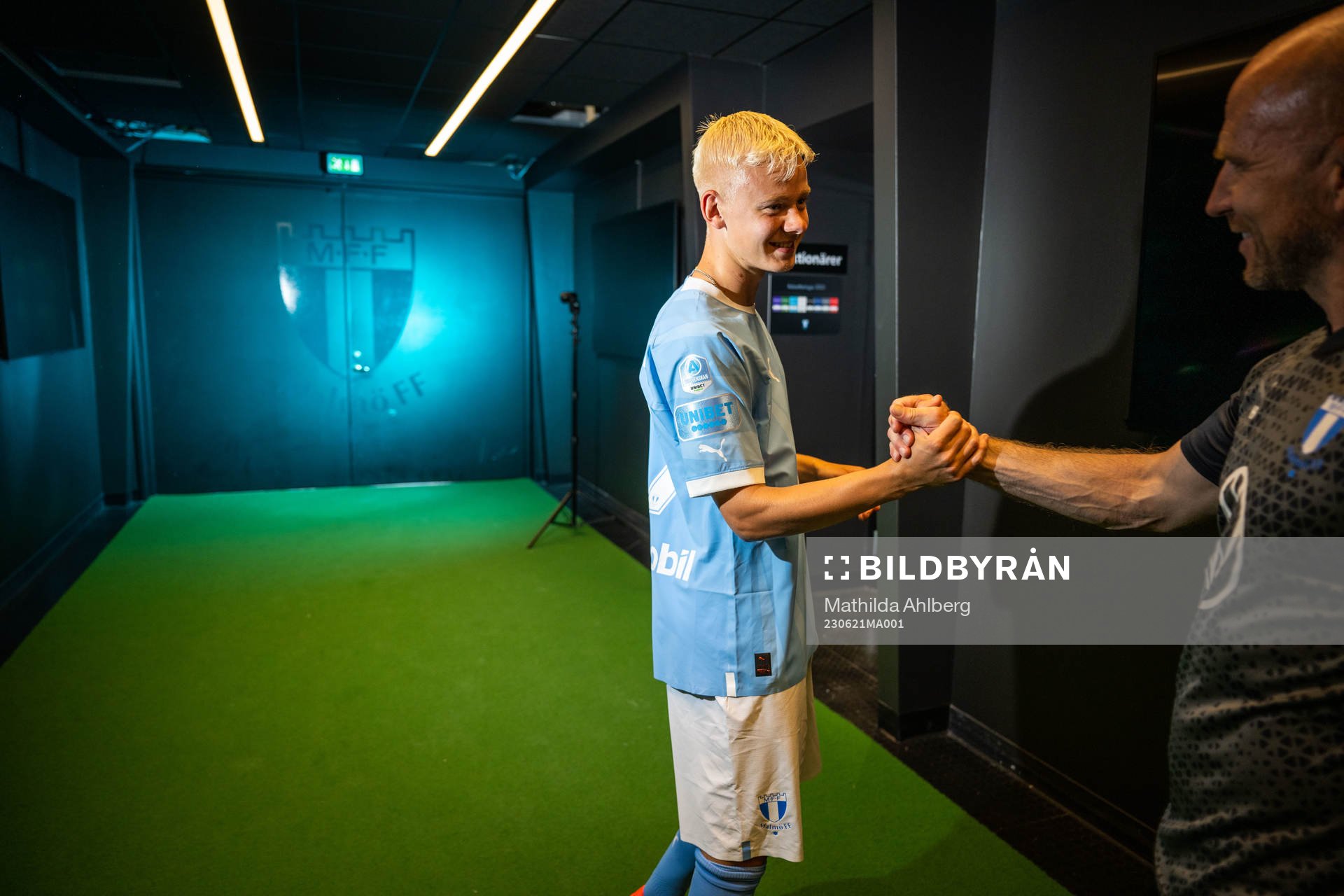 Otto Rosengren hälsar på Malmö FFs tränare Henrik