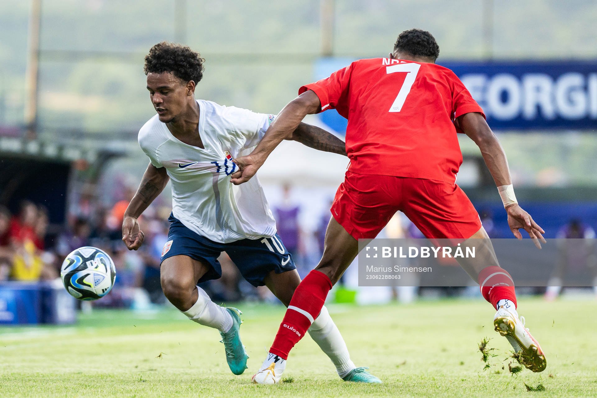 Oscar Bobb of Norway and Dan Ndoye of Switzerland