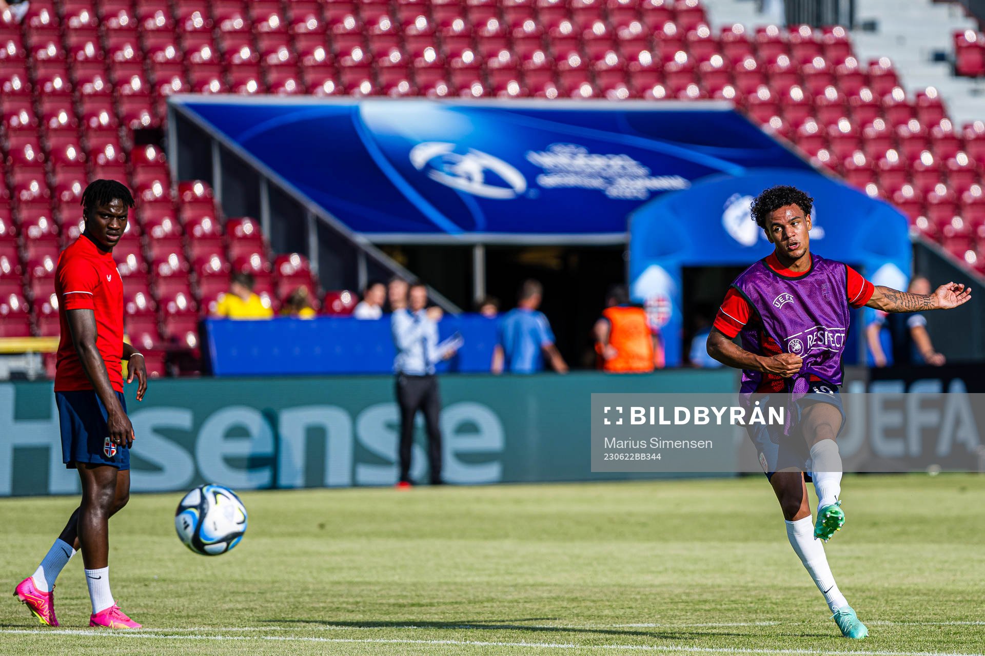 Oscar Bobb of Norway warms up