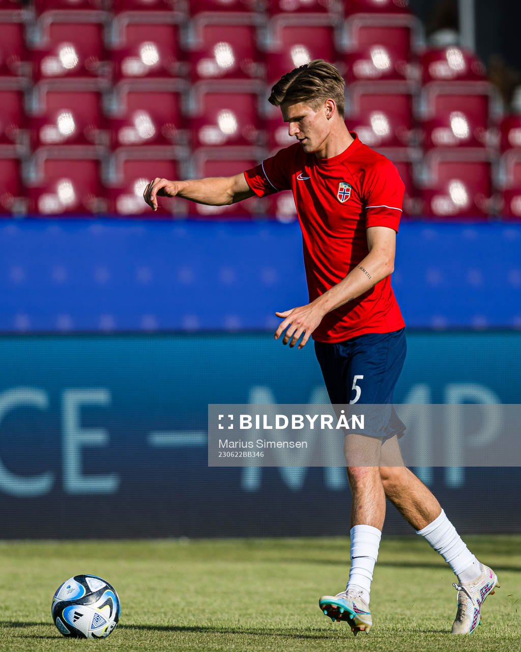 David Møller Wolfe of Norway warms up