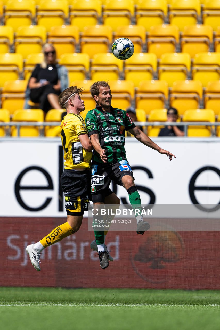 Elfsborgs Viktor Widell och Varbergs Oliver Silverholt under träningsmatchen i fotboll mellan Elfsborg och Varberg den 22 juni 2023 i Borås.
