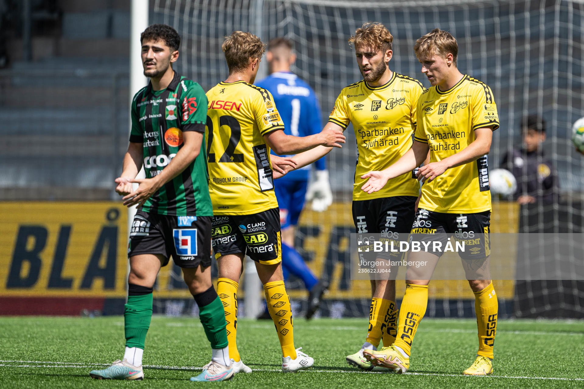 Elfsborgs Jack Cooper-Love jublar med Kevin Holmen och Jeppe Møldrup Okkels efter mål under träningsmatchen i fotboll mellan Elfsborg och Varberg den 22 juni 2023 i Borås.