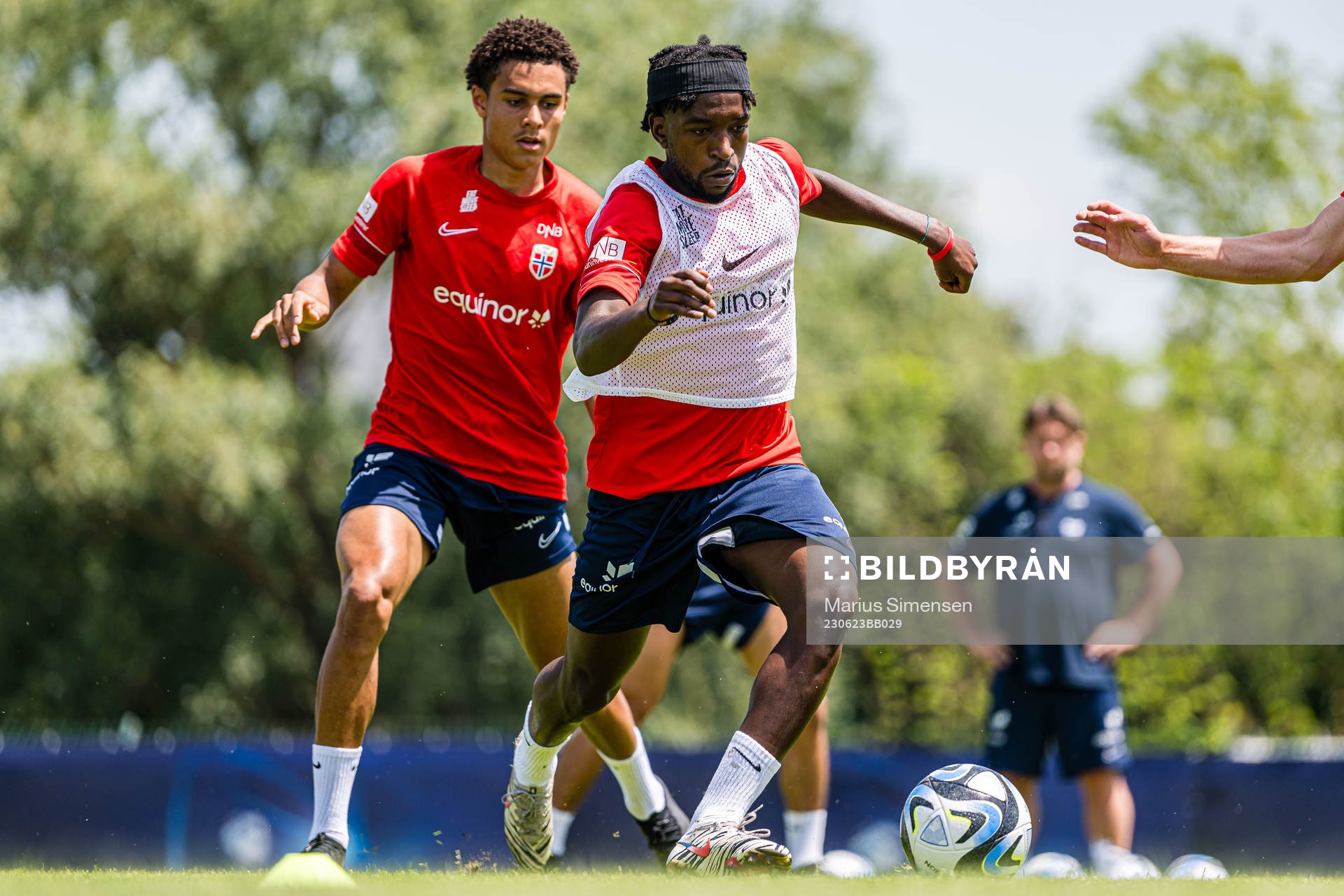 Antonio Nusa and Warren Kamanzi of the Norwegian under-21