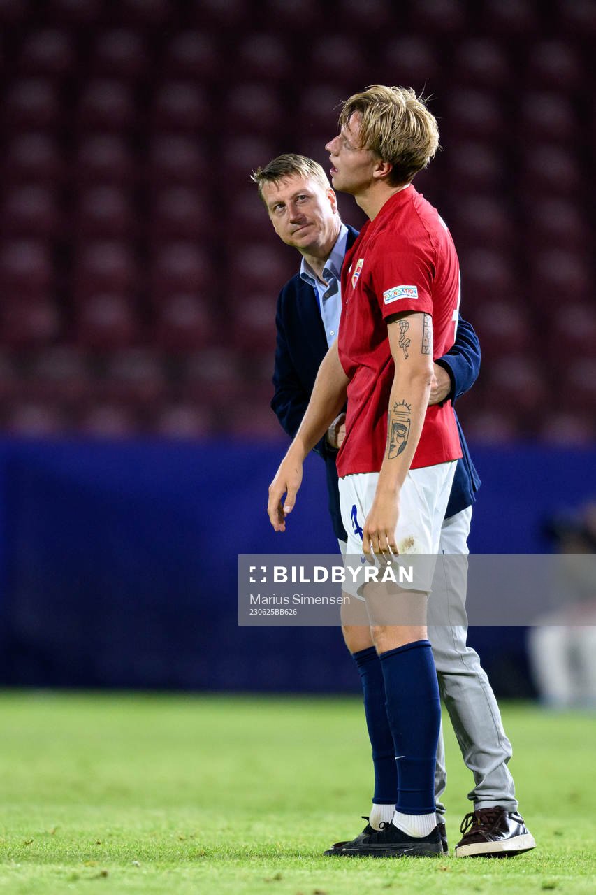 Jesper Norman Daland and Leif Gunnar Smerud, head coach of Norway, during the UEFA European Under-21 Championship group stage football match between France and Norway on June 25, 2023 in Cluj-Napoca.