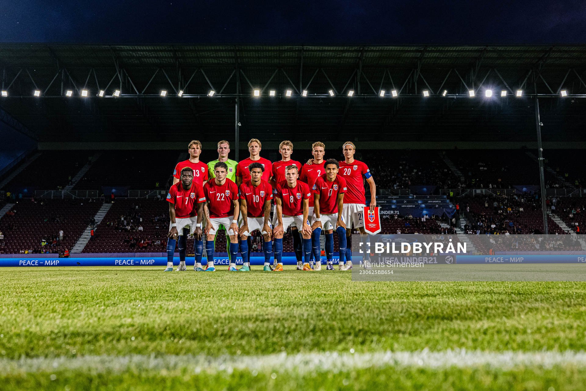 The starting eleven of Norway, from the top left; Leo Fuhr