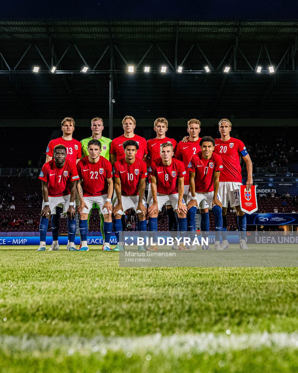 The starting eleven of Norway, from the top left; Leo Fuhr