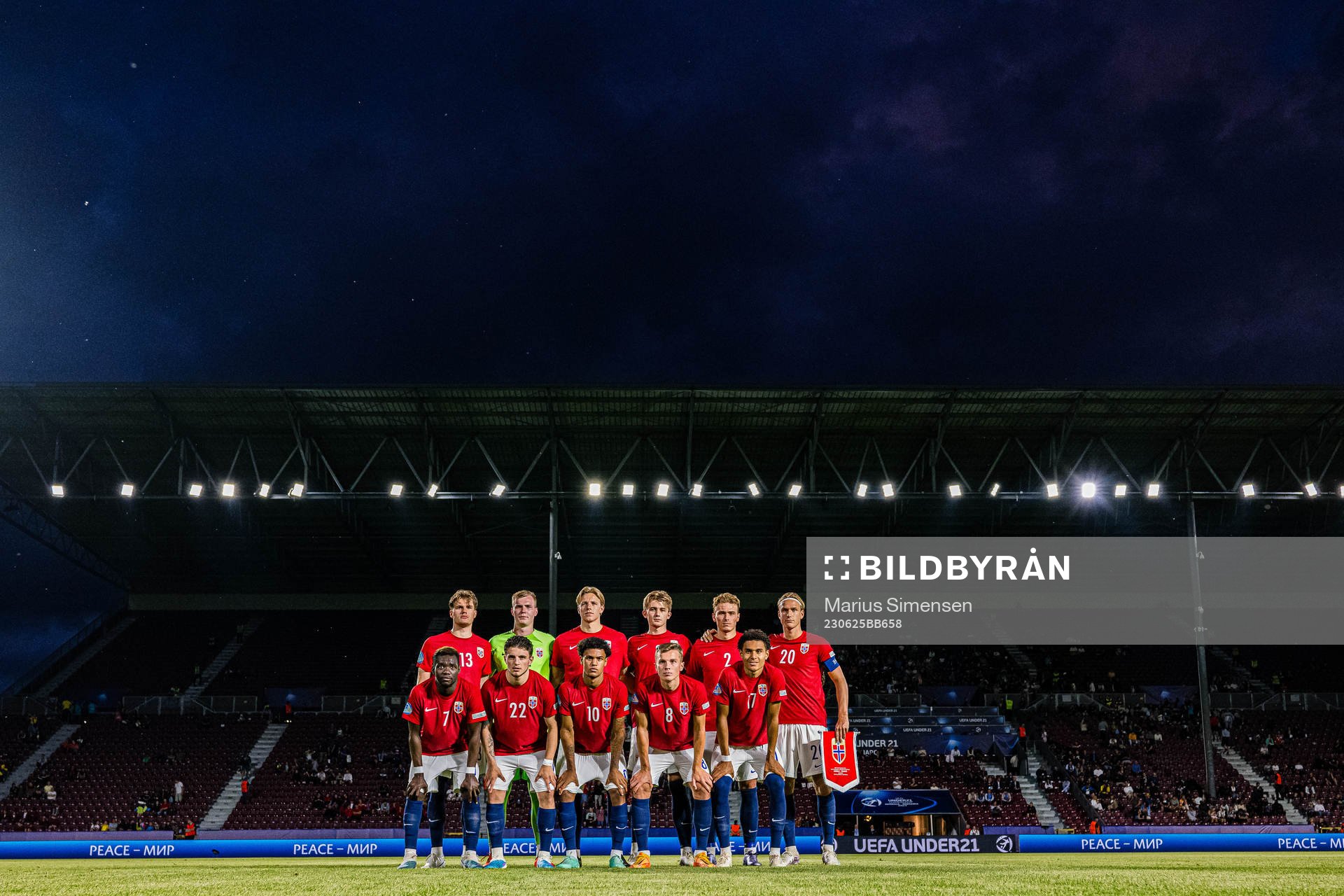 The starting eleven of Norway, from the top left; Leo Fuhr