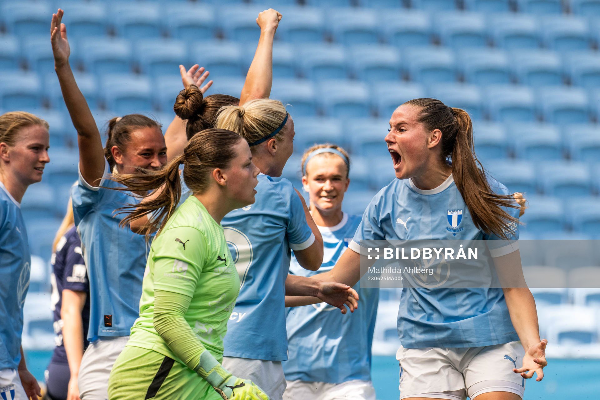 Malmö FFs Linnea Svensson jublar efter att Anna Plantin gjort 1-0 under fotbollsmatchen i Division 1 södra mellan Malmö FF och FC Rosengård den 25 juni 2023 i Malmö.