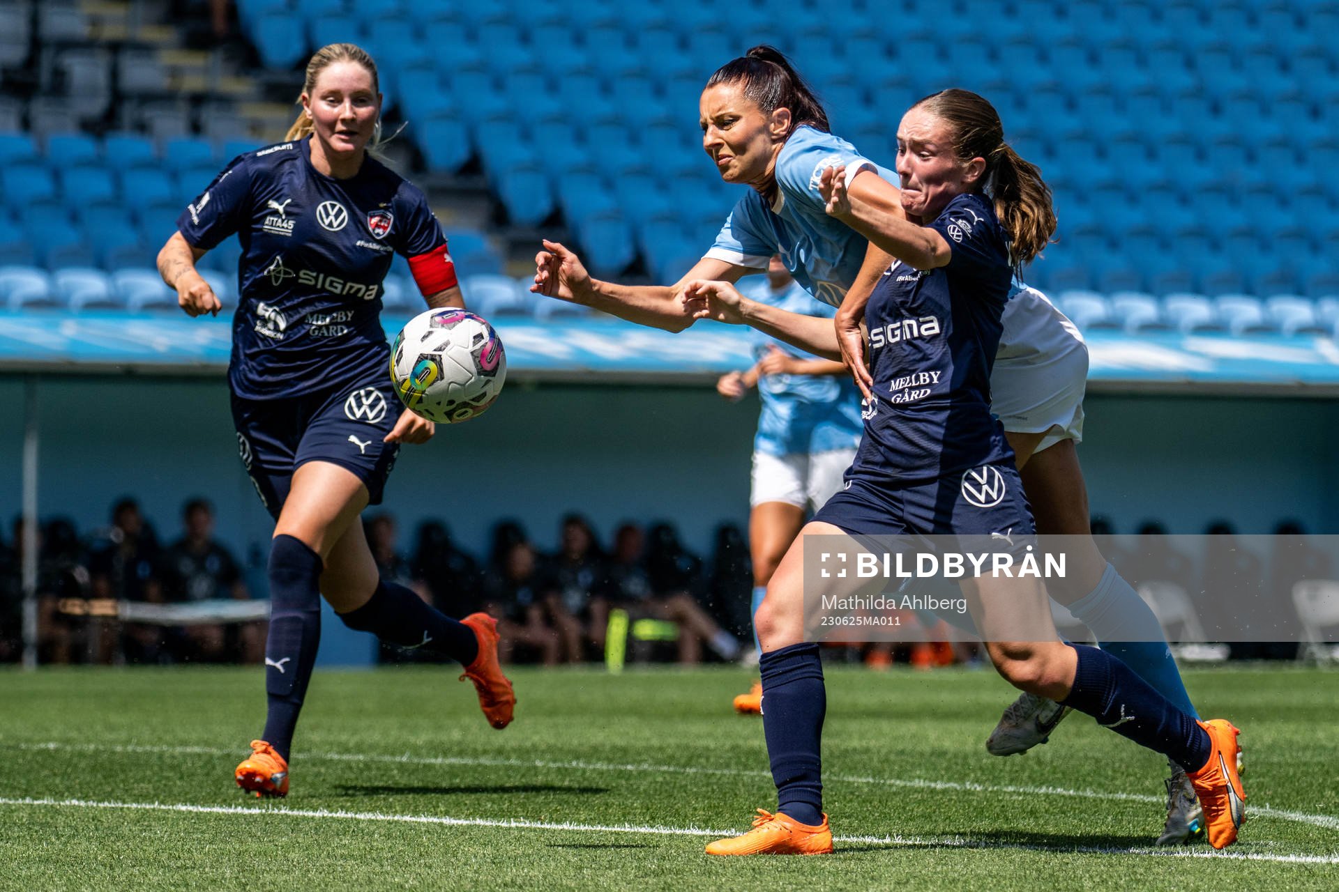 Malmö FFs Malin Gunnarsson och FC Rosengårds Mathilde