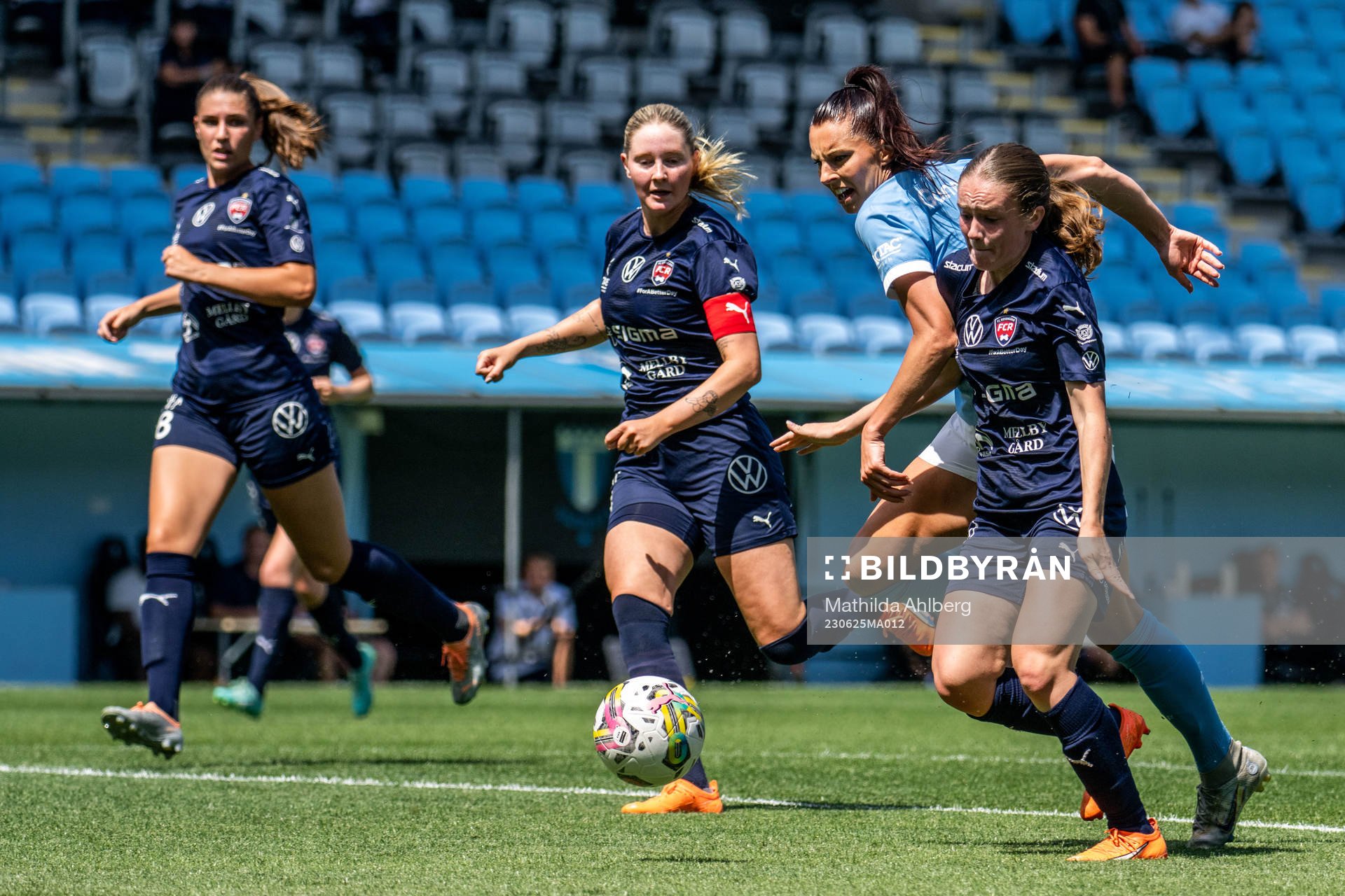 Malmö FFs Malin Gunnarsson och FC Rosengårds Mathilde Vangsgaard under fotbollsmatchen i Division 1 södra mellan Malmö FF och FC Rosengård den 25 juni 2023 i Malmö.