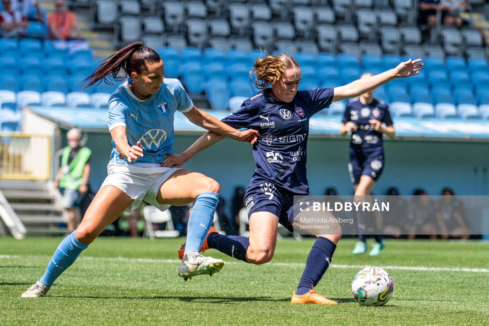 Malmö FFs Malin Gunnarsson och FC Rosengårds Mathilde