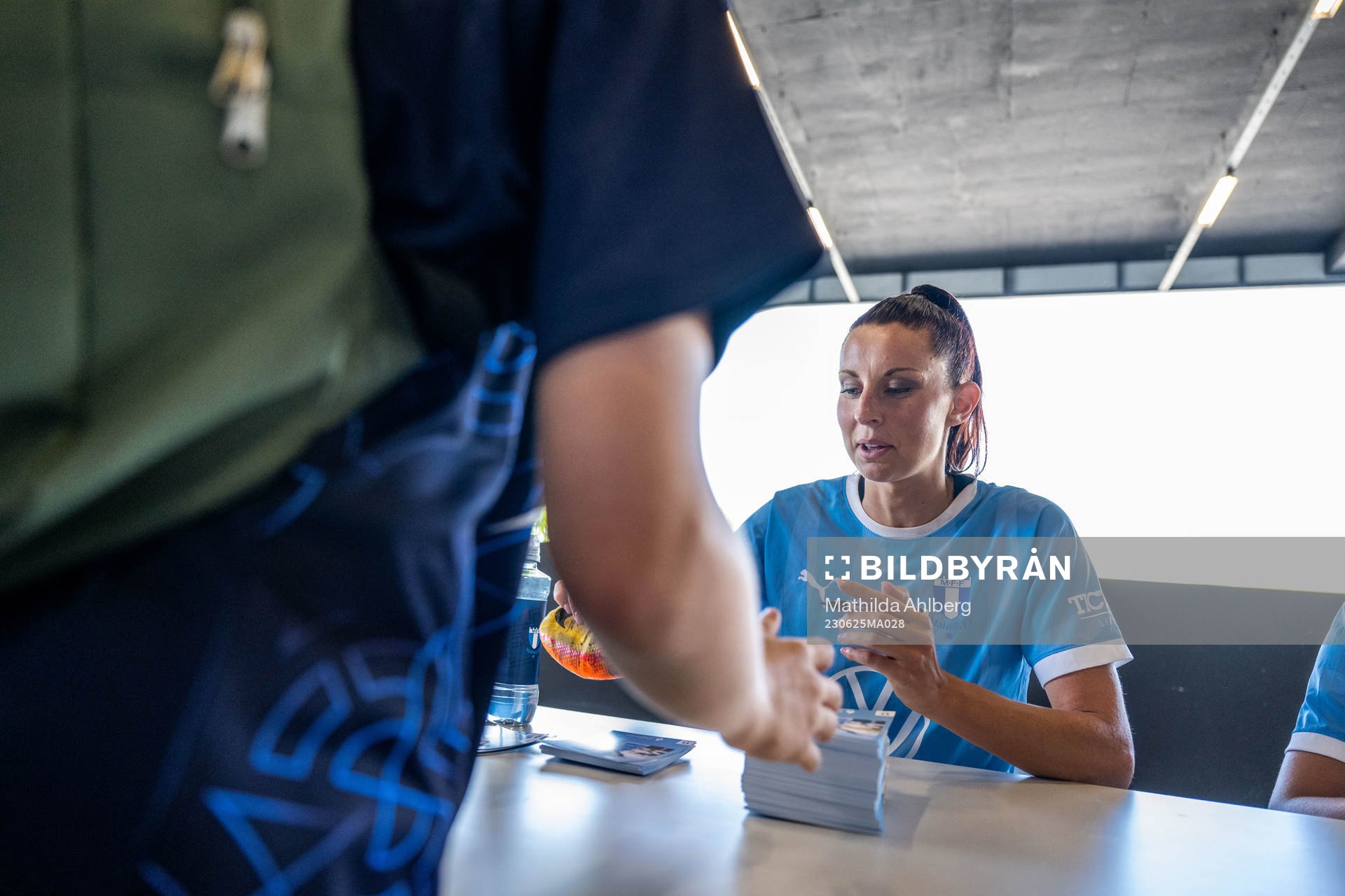 Malmö FFs Malin Gunnarsson skriver autografer