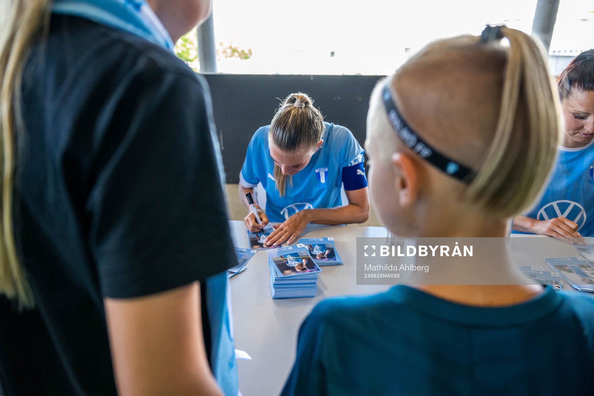 Malmö FFs Elin Björklund skriver autografer