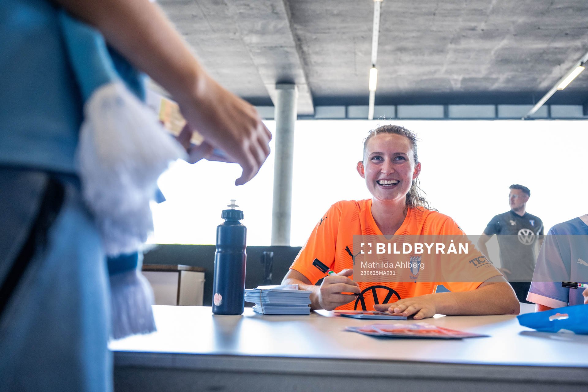 Malmö FFs målvakt Julia Cavander skriver autografer