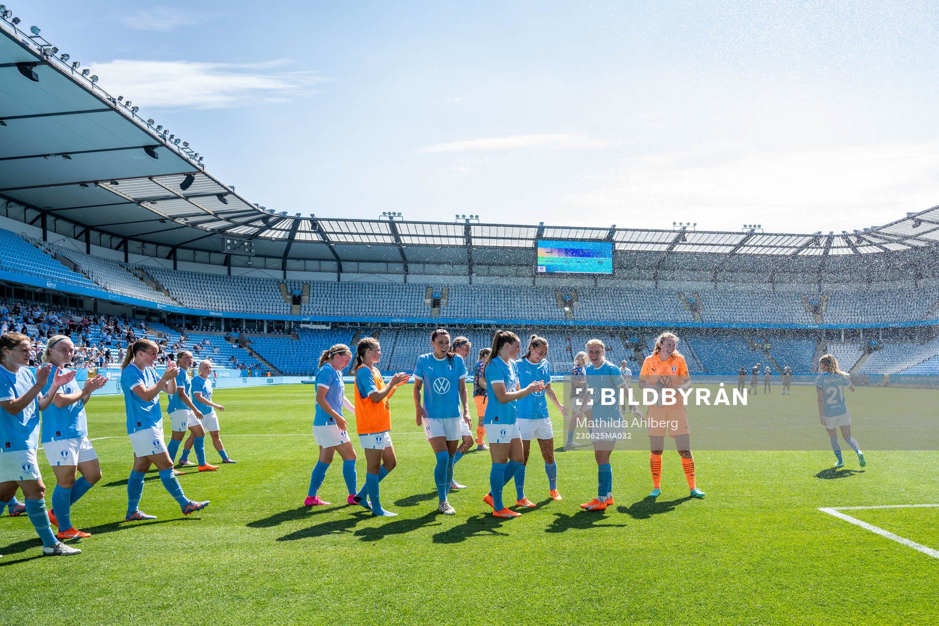 Malmö FFs spelare träffas av vattenspridare