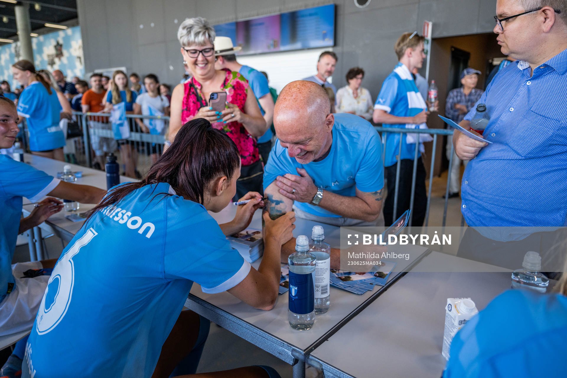 Malmö FFs Malin Gunnarsson skriver autografer efter fotbollsmatchen i Division 1 södra mellan Malmö FF och FC Rosengård den 25 juni 2023 i Malmö.