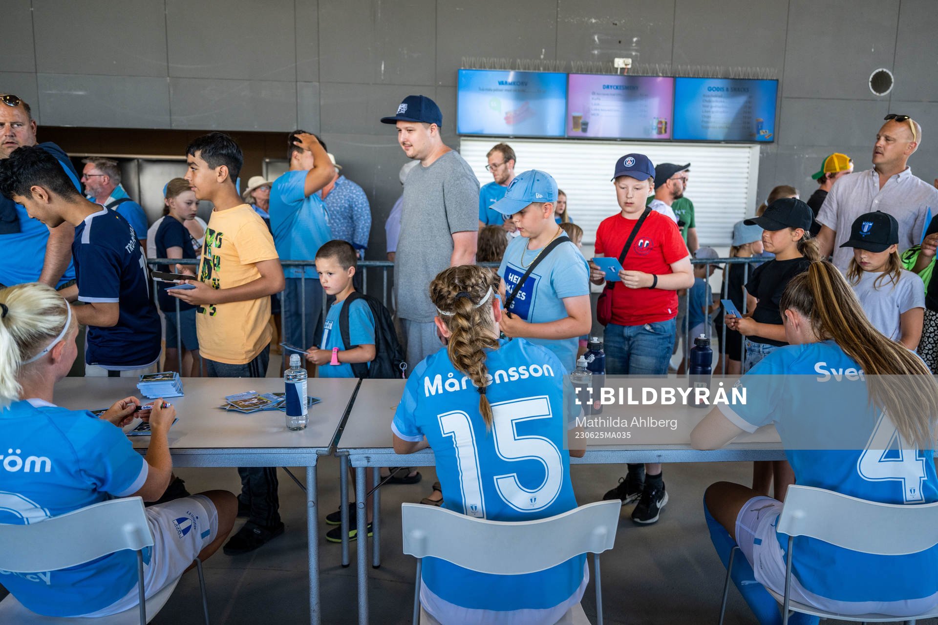 Malmö FFs spelare skriver autografer